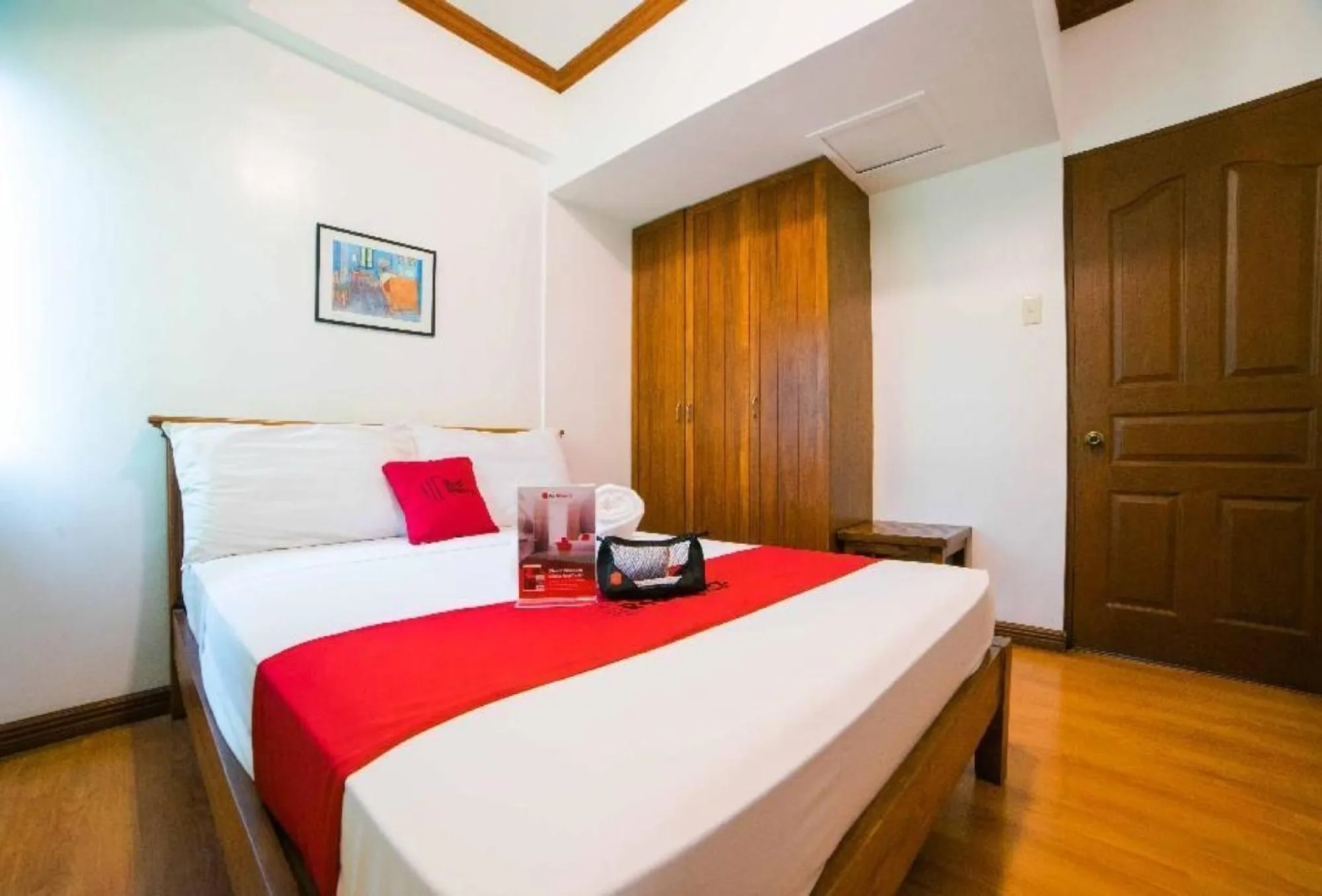 Photo of the whole room, Bed in RedDoorz at Moonwalk Paranaque