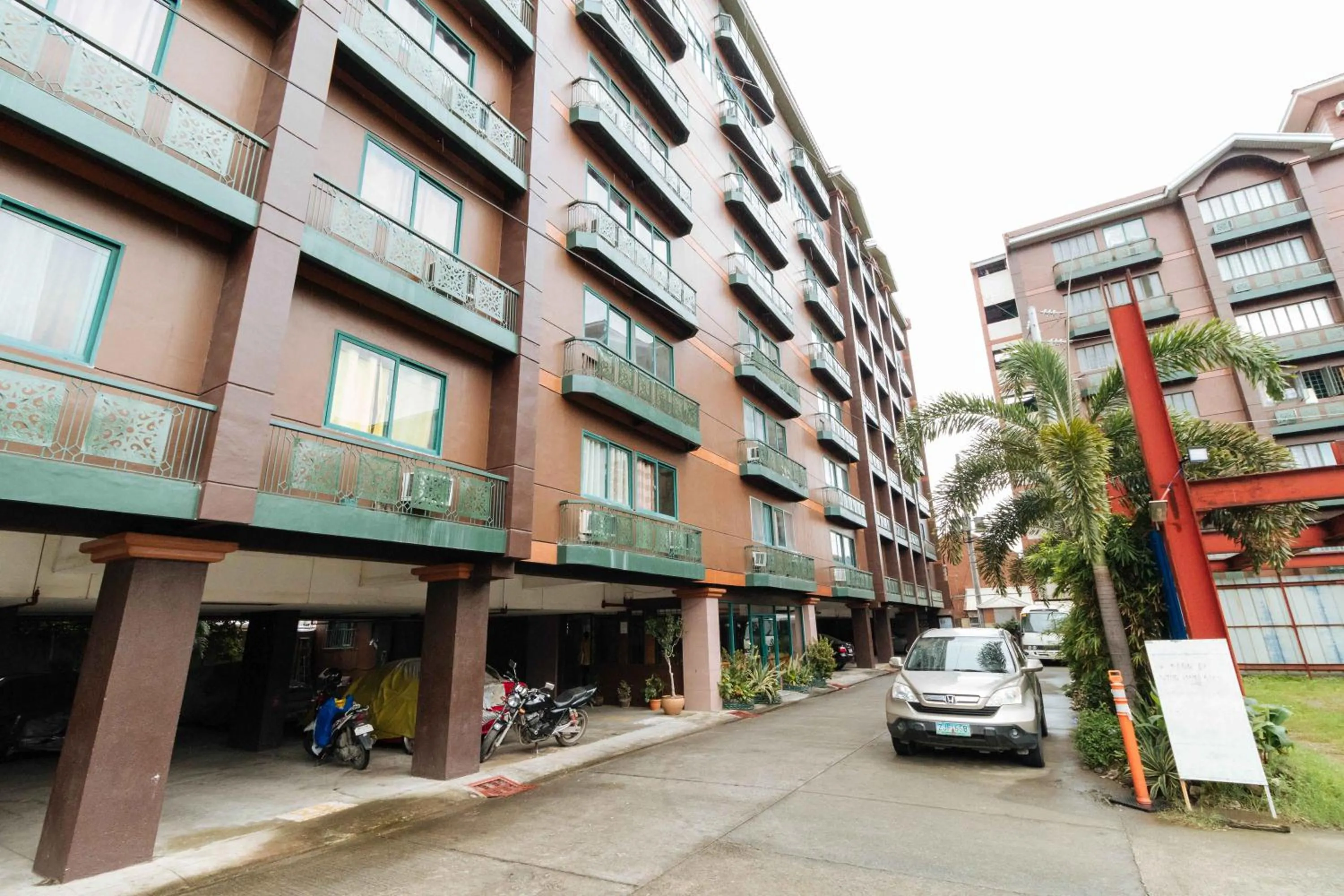 Property building in RedDoorz at Moonwalk Paranaque