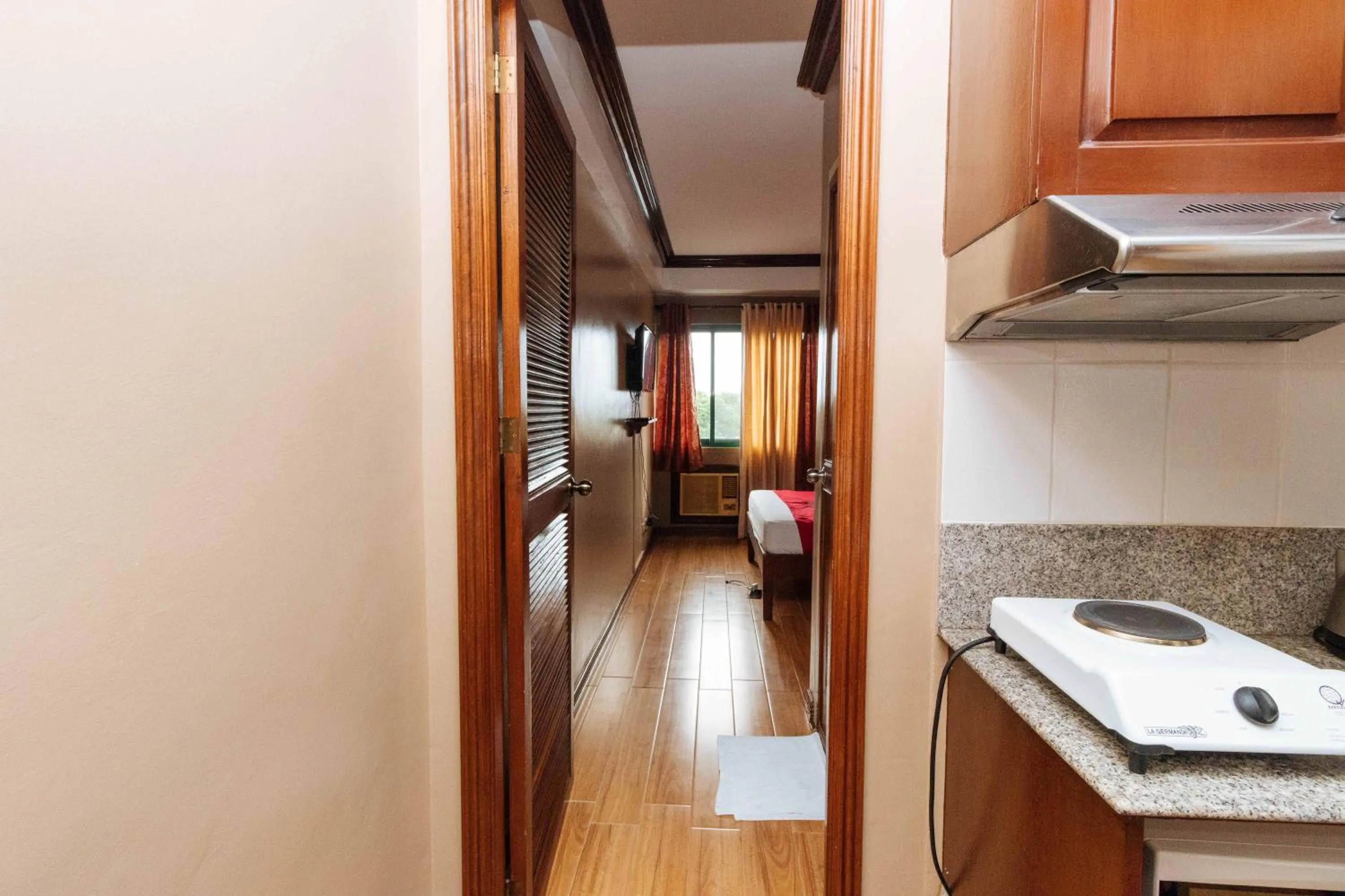 Kitchen or kitchenette, Bed in RedDoorz at Moonwalk Paranaque