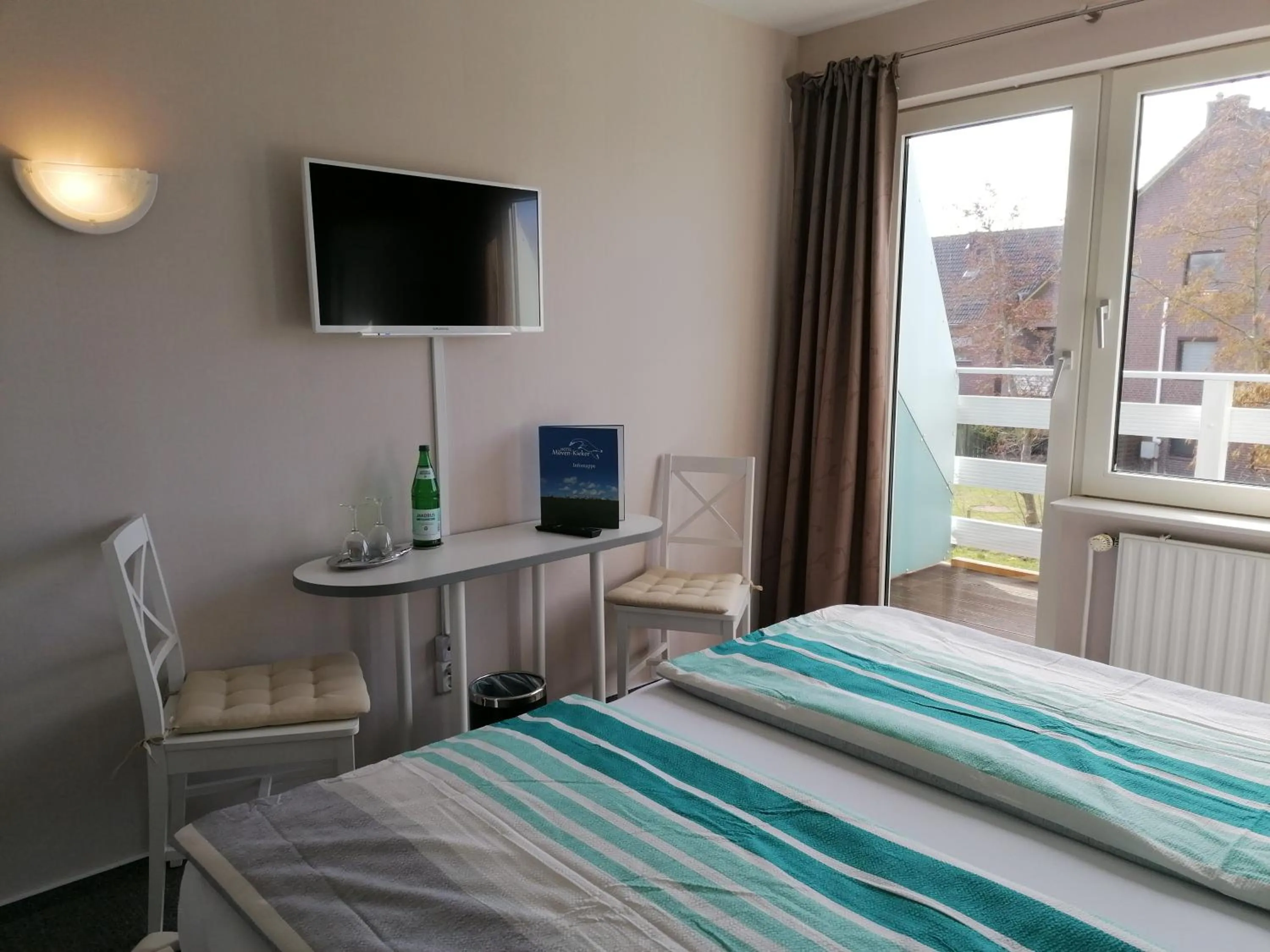 Seating area, Bed in Hotel Möven-Kieker