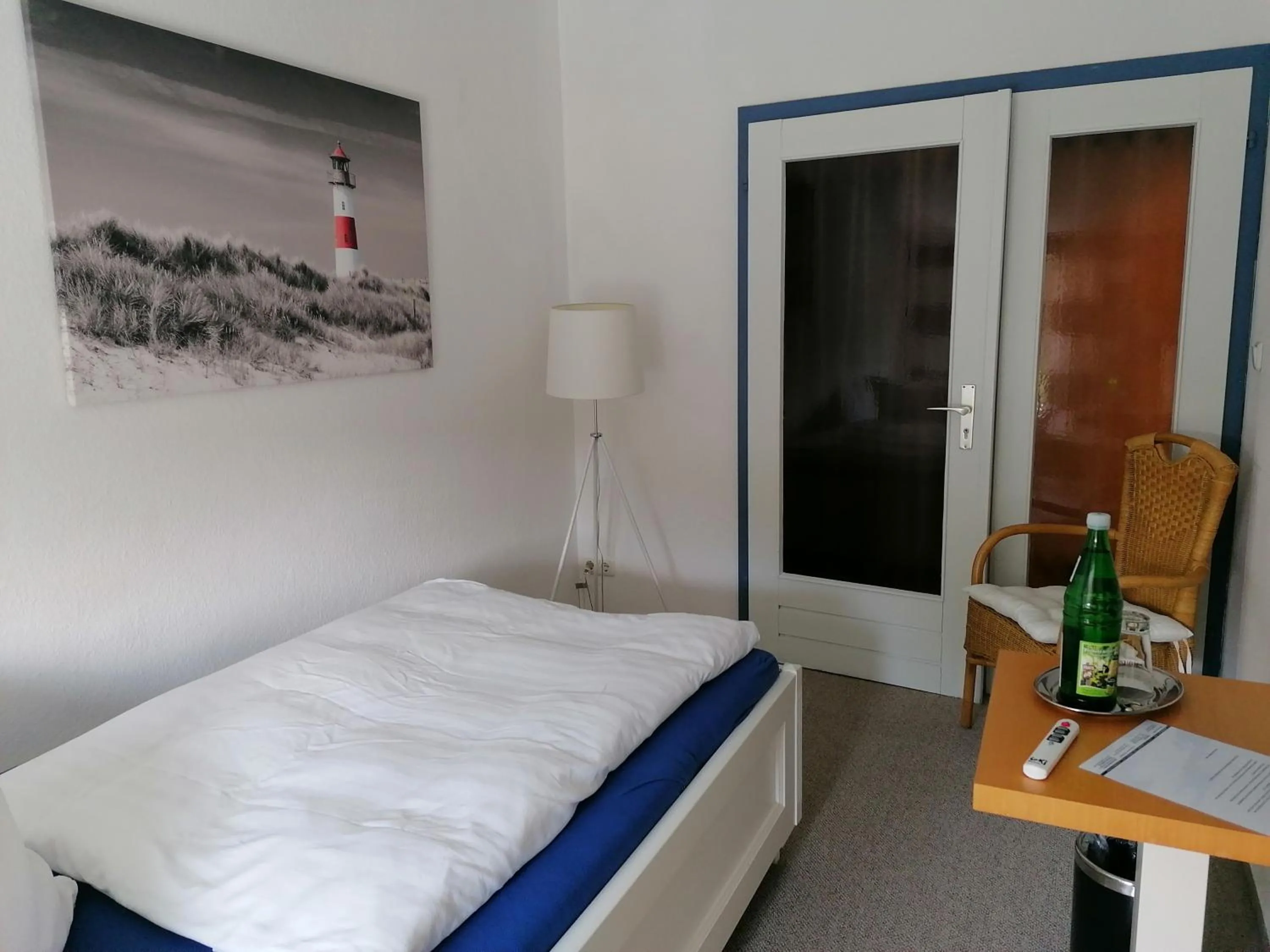 Photo of the whole room, Bed in Hotel Möven-Kieker