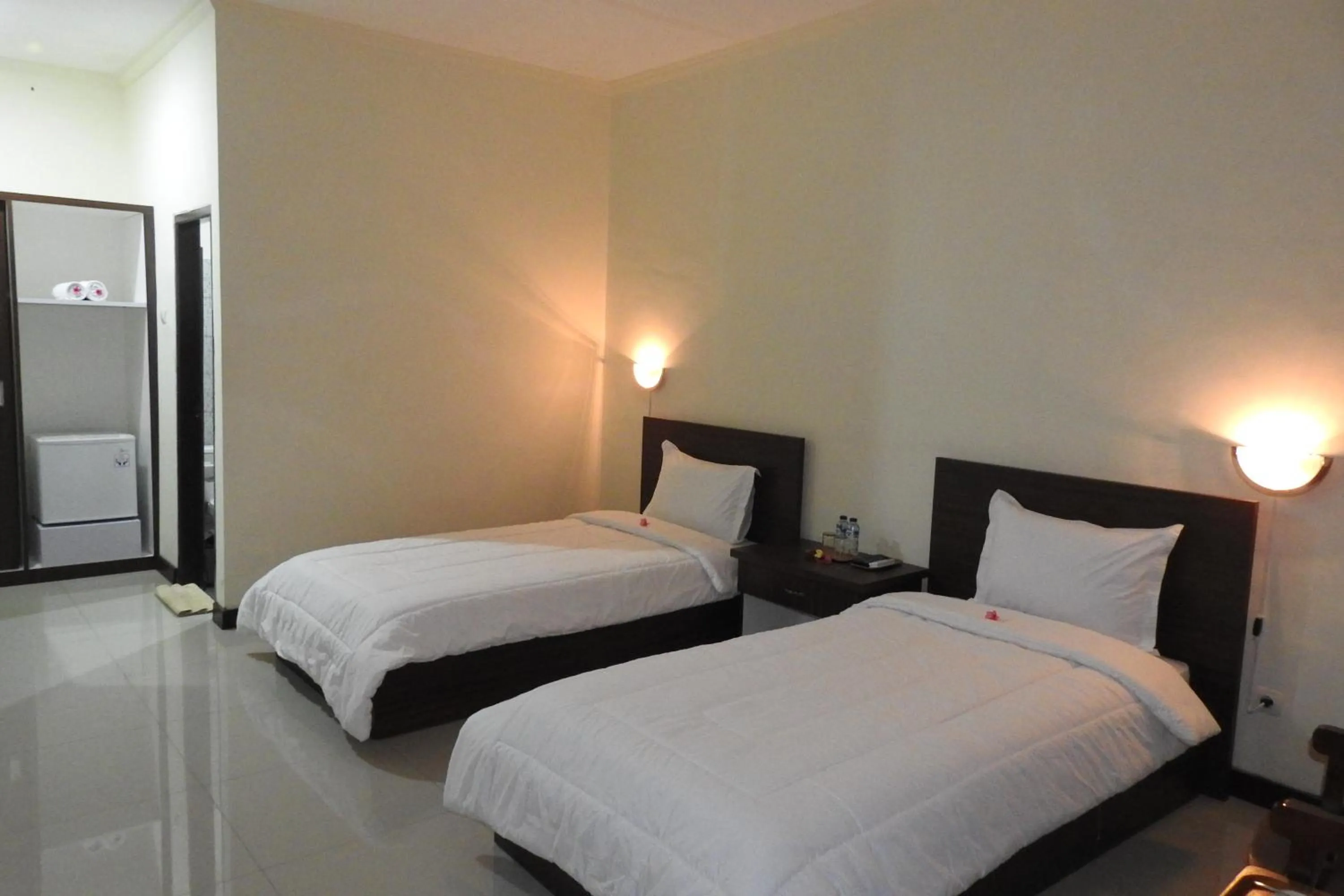 Photo of the whole room, Bed in D'Batur Hotel