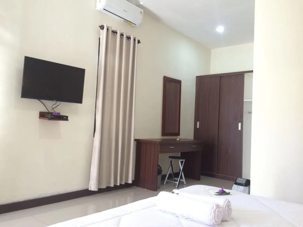 Photo of the whole room, Bed in D'Batur Hotel