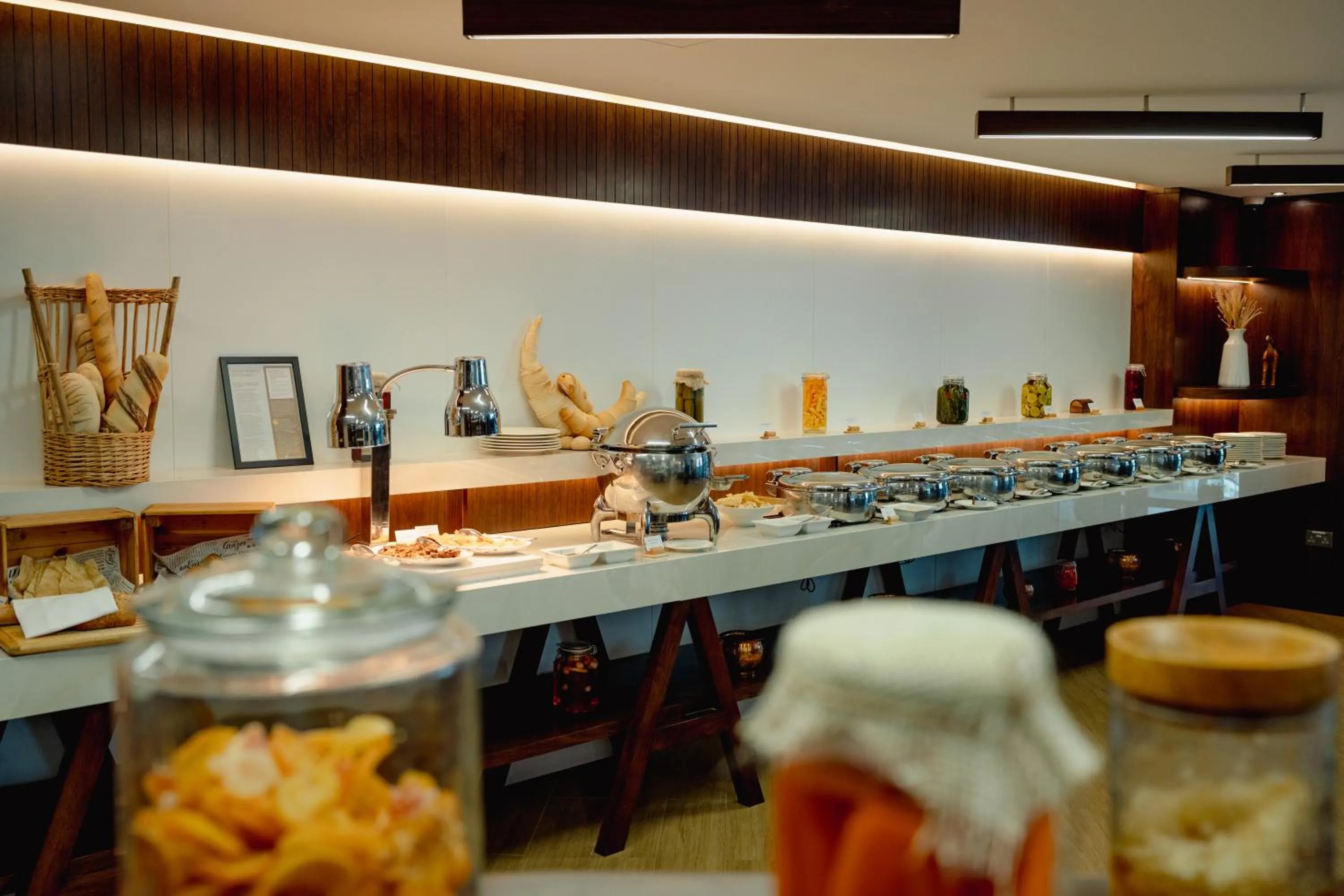 Restaurant/places to eat in Mövenpick Hotel Apartments Downtown Dubai