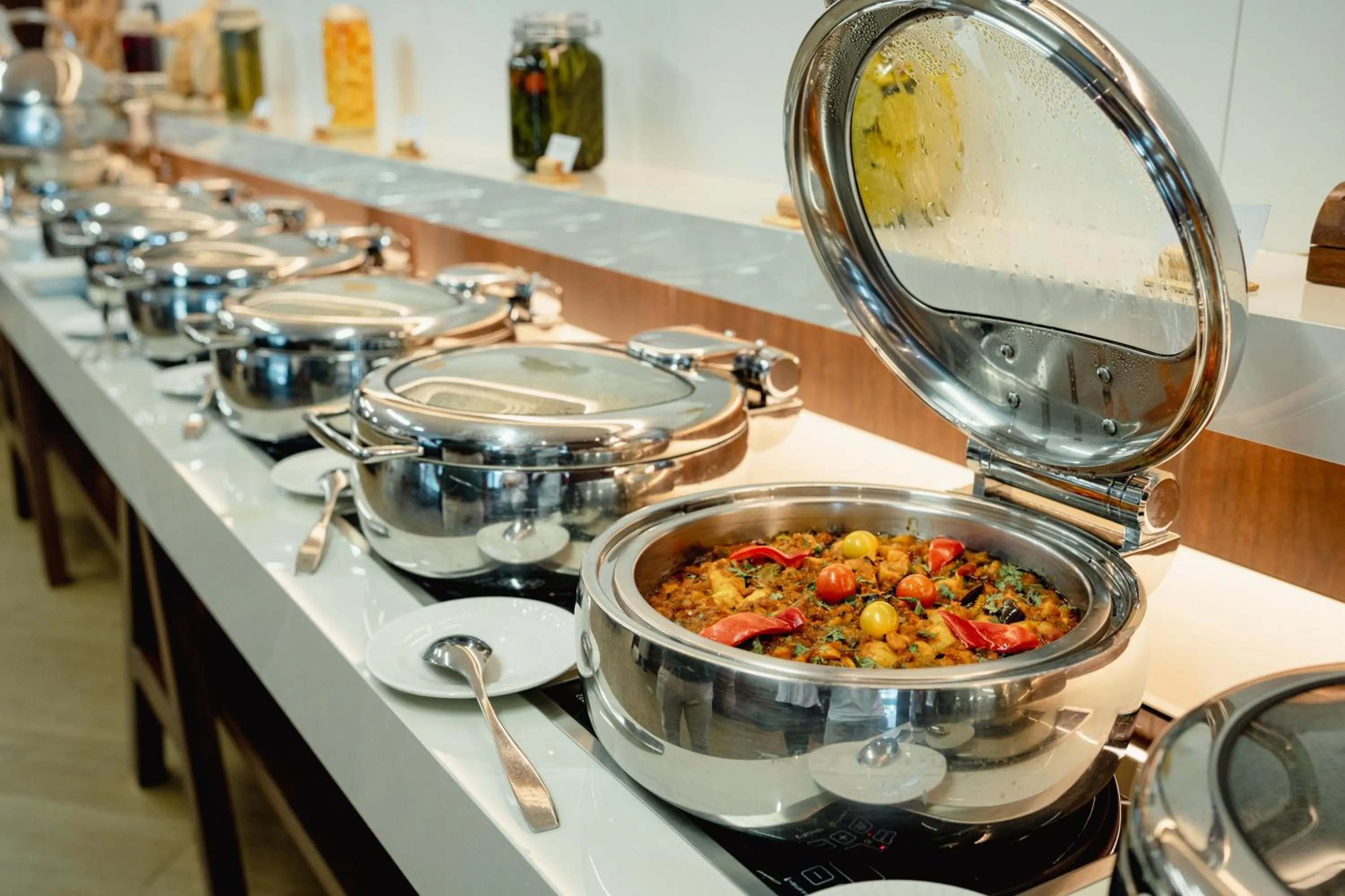 Restaurant/places to eat in Mövenpick Hotel Apartments Downtown Dubai