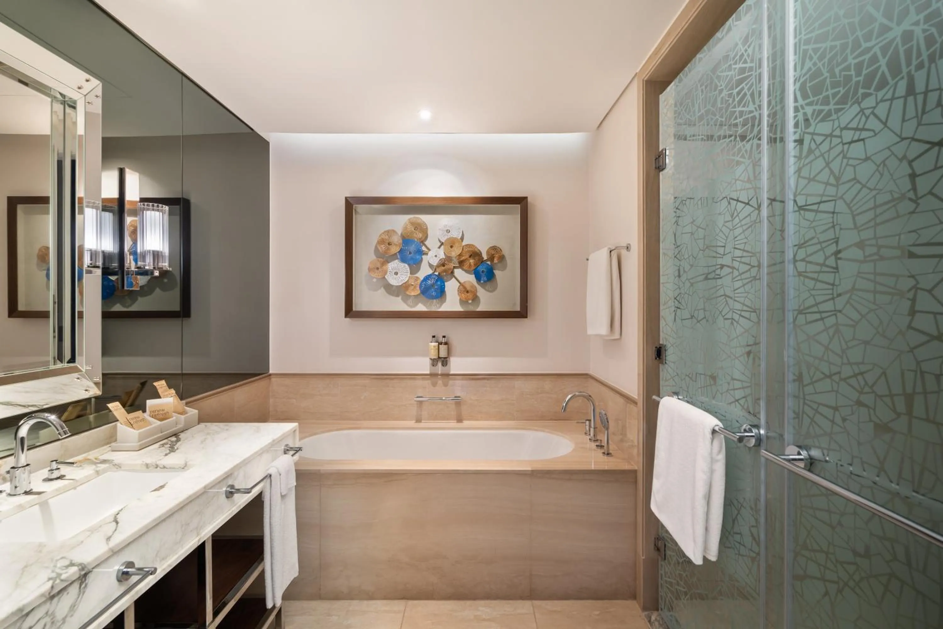 Toilet in Grand Plaza Mövenpick Media City