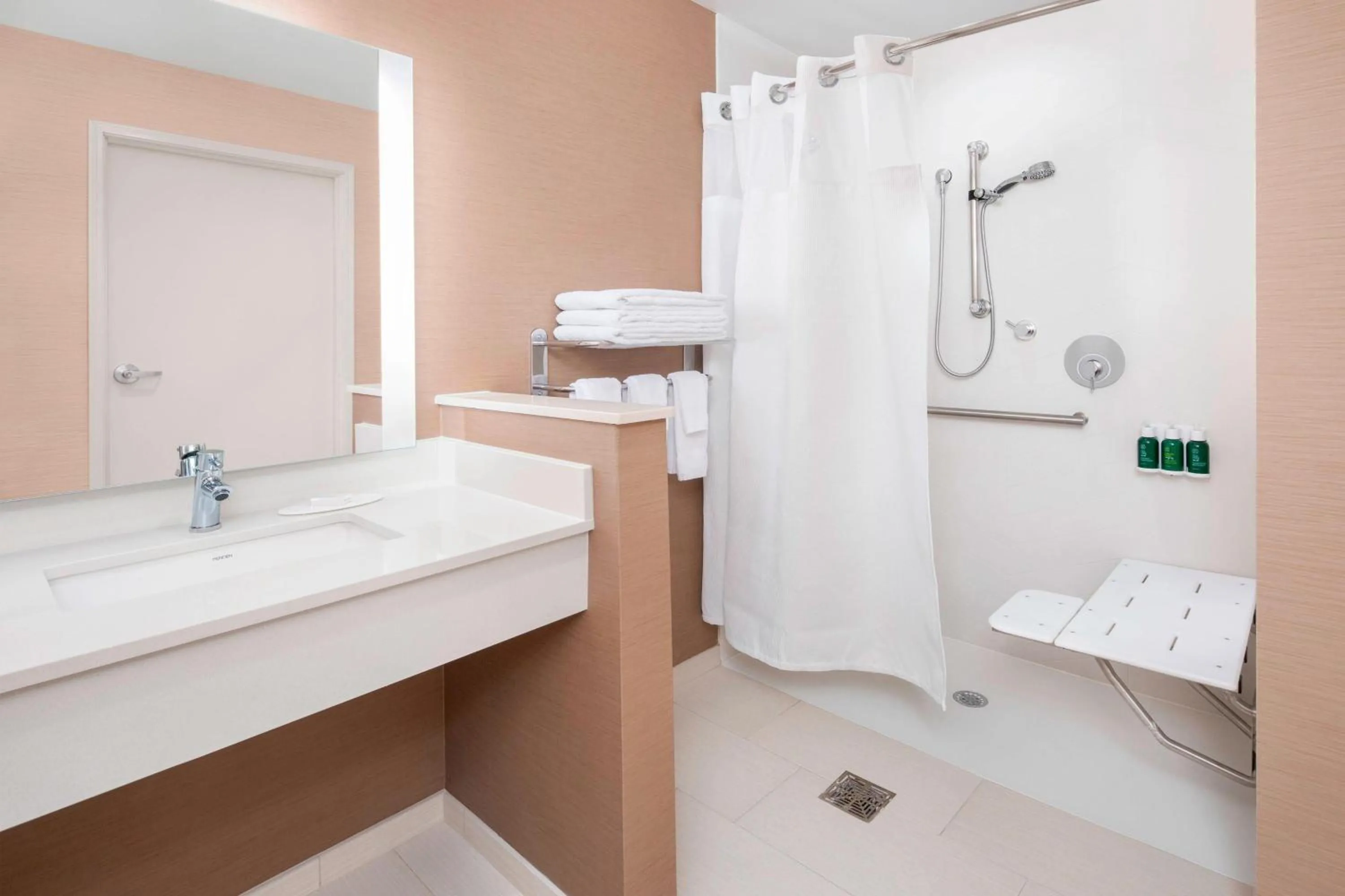 Bathroom in Fairfield Inn & Suites by Marriott Poplar Bluff