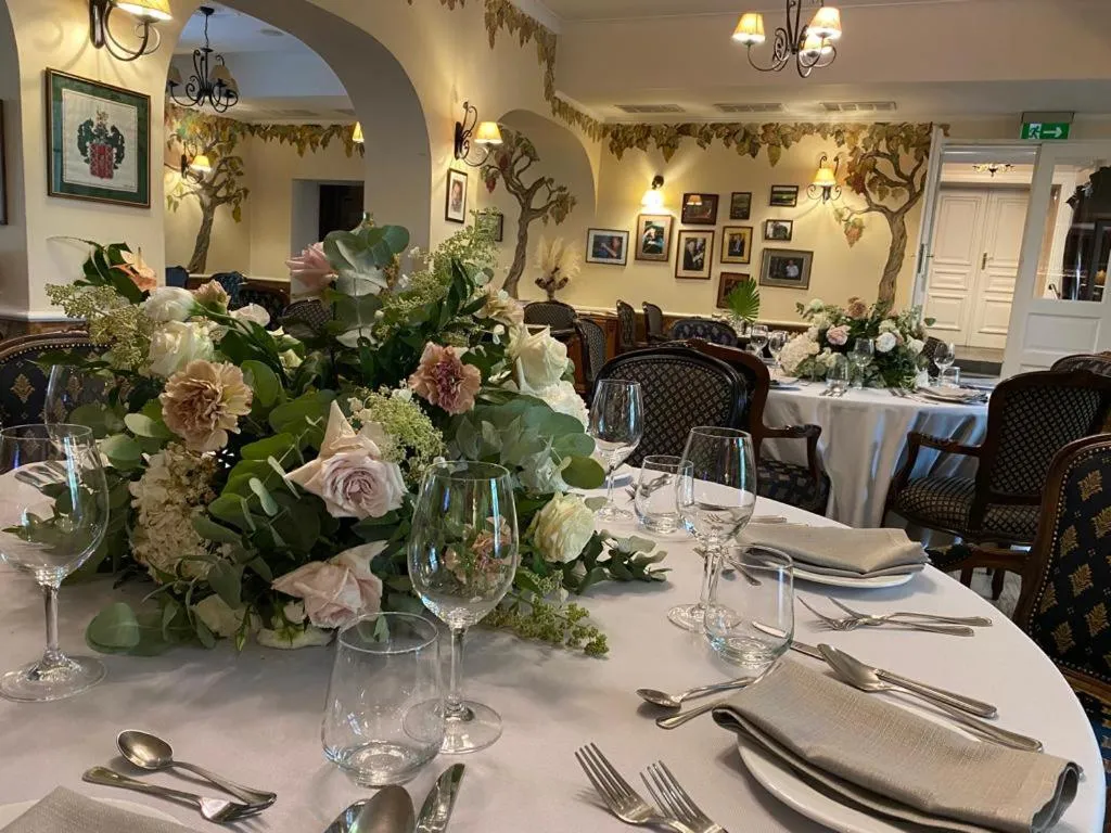 Restaurant/places to eat in Dwór Sieraków