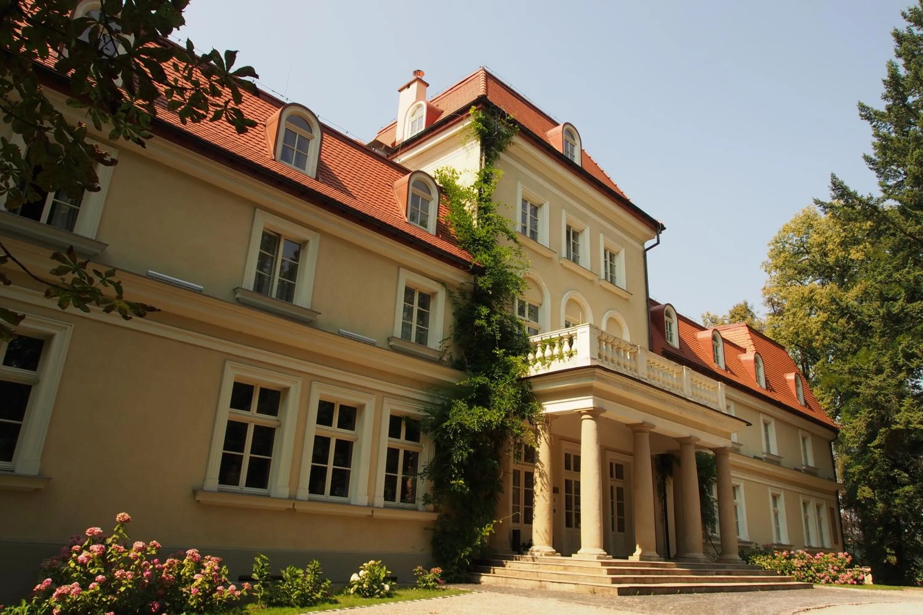 Facade/entrance in Dwór Sieraków