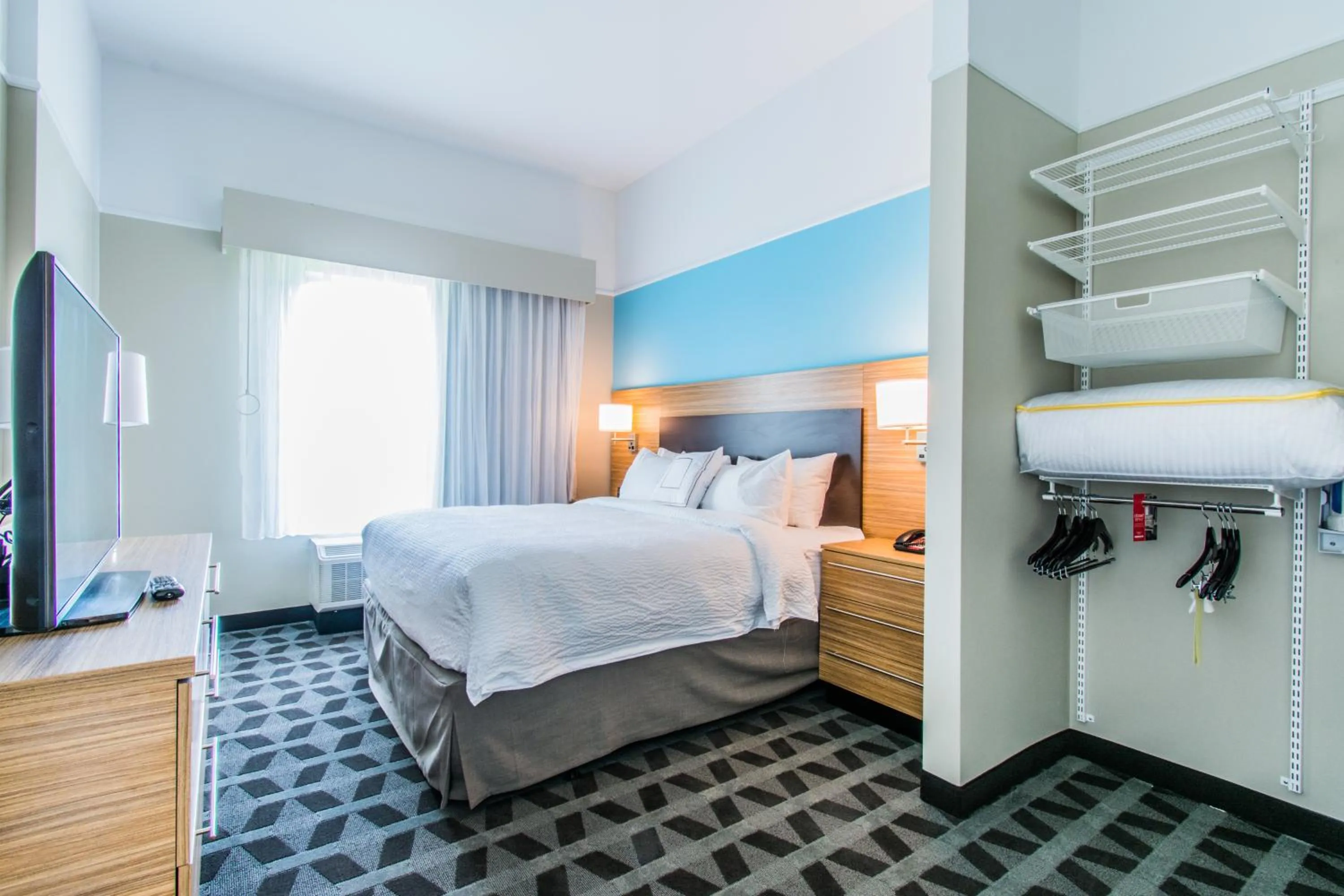 Property building, Bed in TownePlace Suites by Marriott Evansville Newburgh