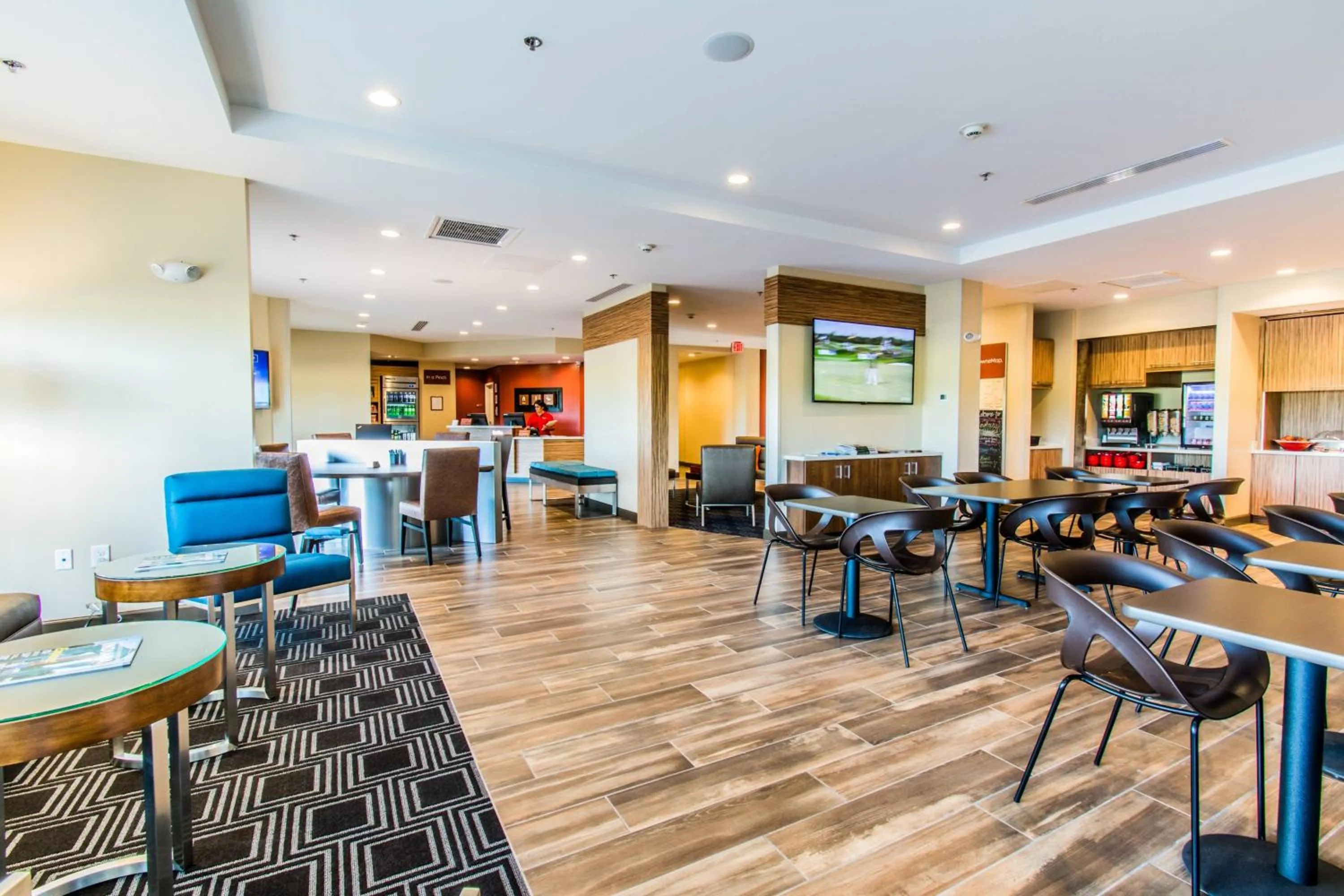 Breakfast in TownePlace Suites by Marriott Evansville Newburgh