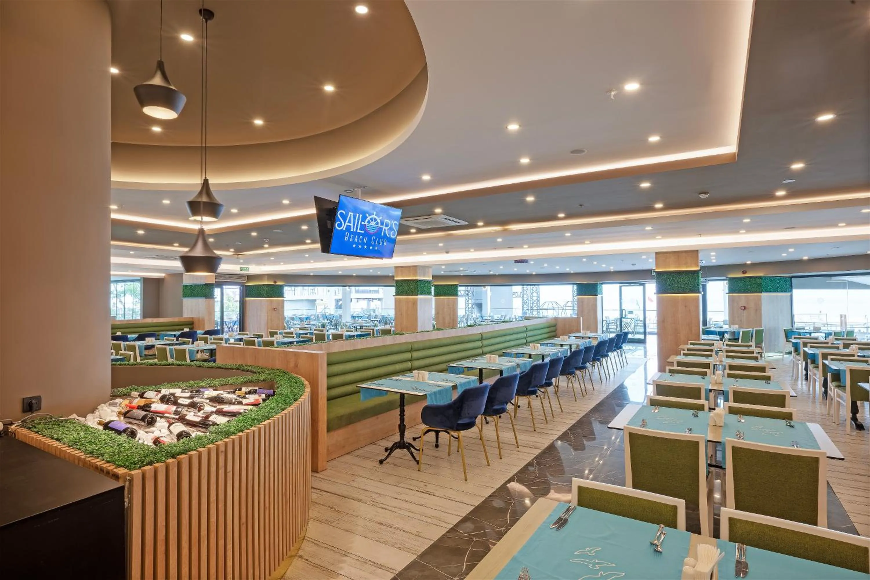 Restaurant/places to eat in Sailor's Beach Club