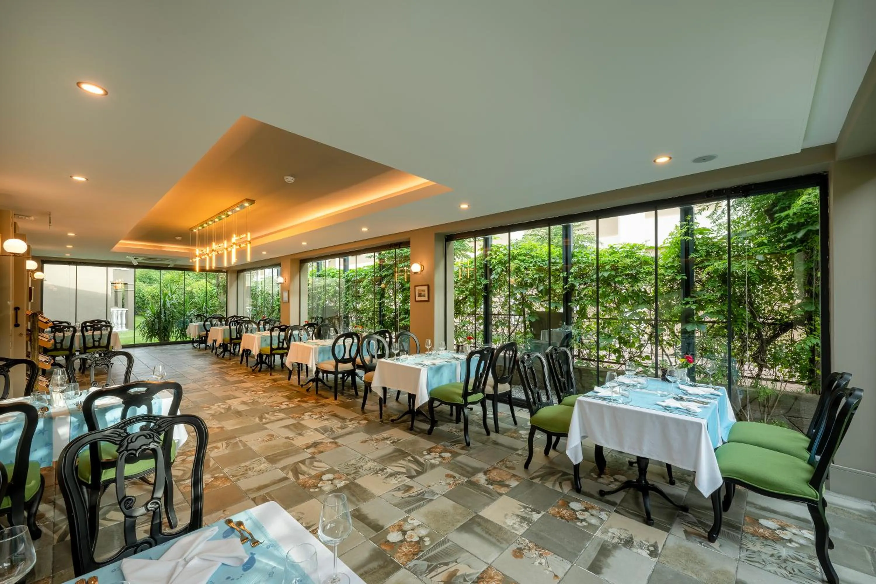 Restaurant/places to eat in Sailor's Beach Club