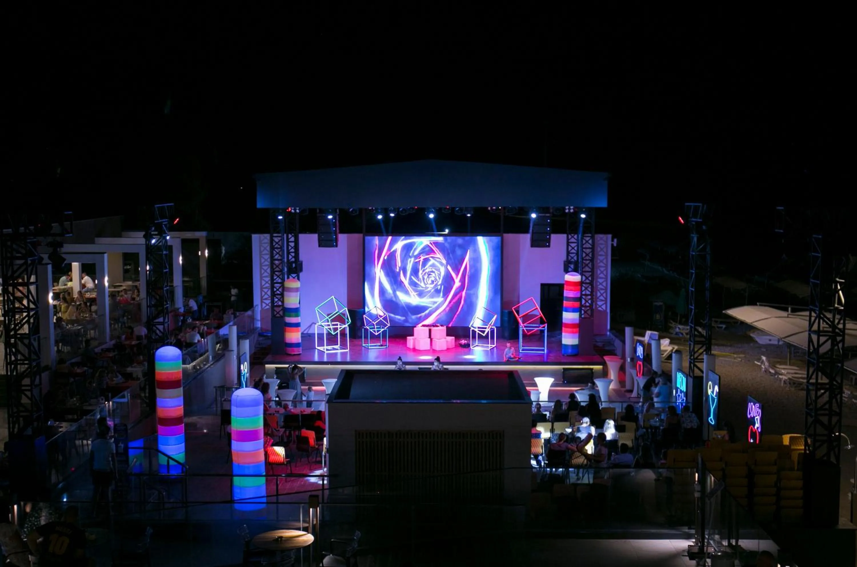 Evening entertainment in Sailor's Beach Club