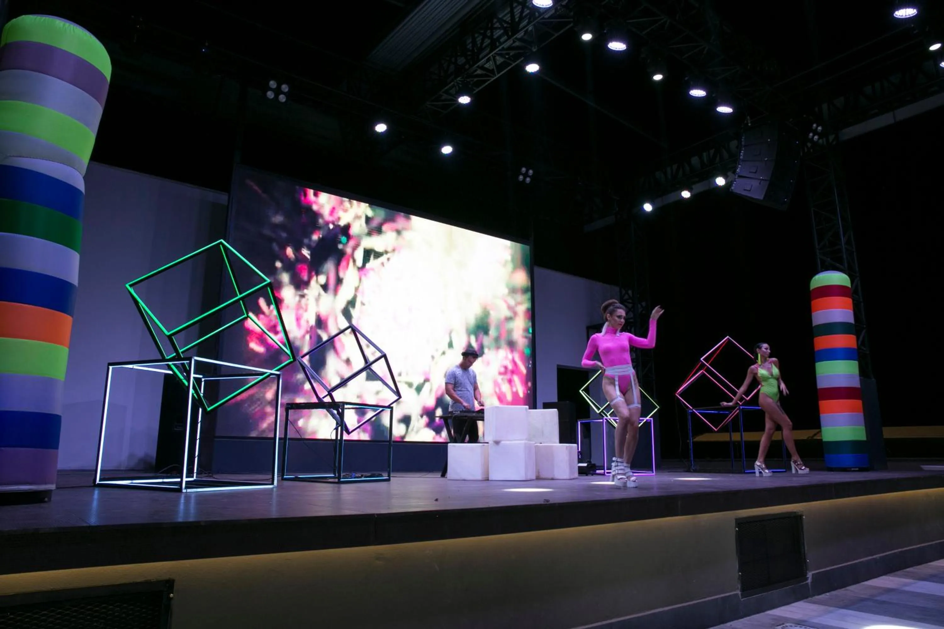 Evening entertainment in Sailor's Beach Club