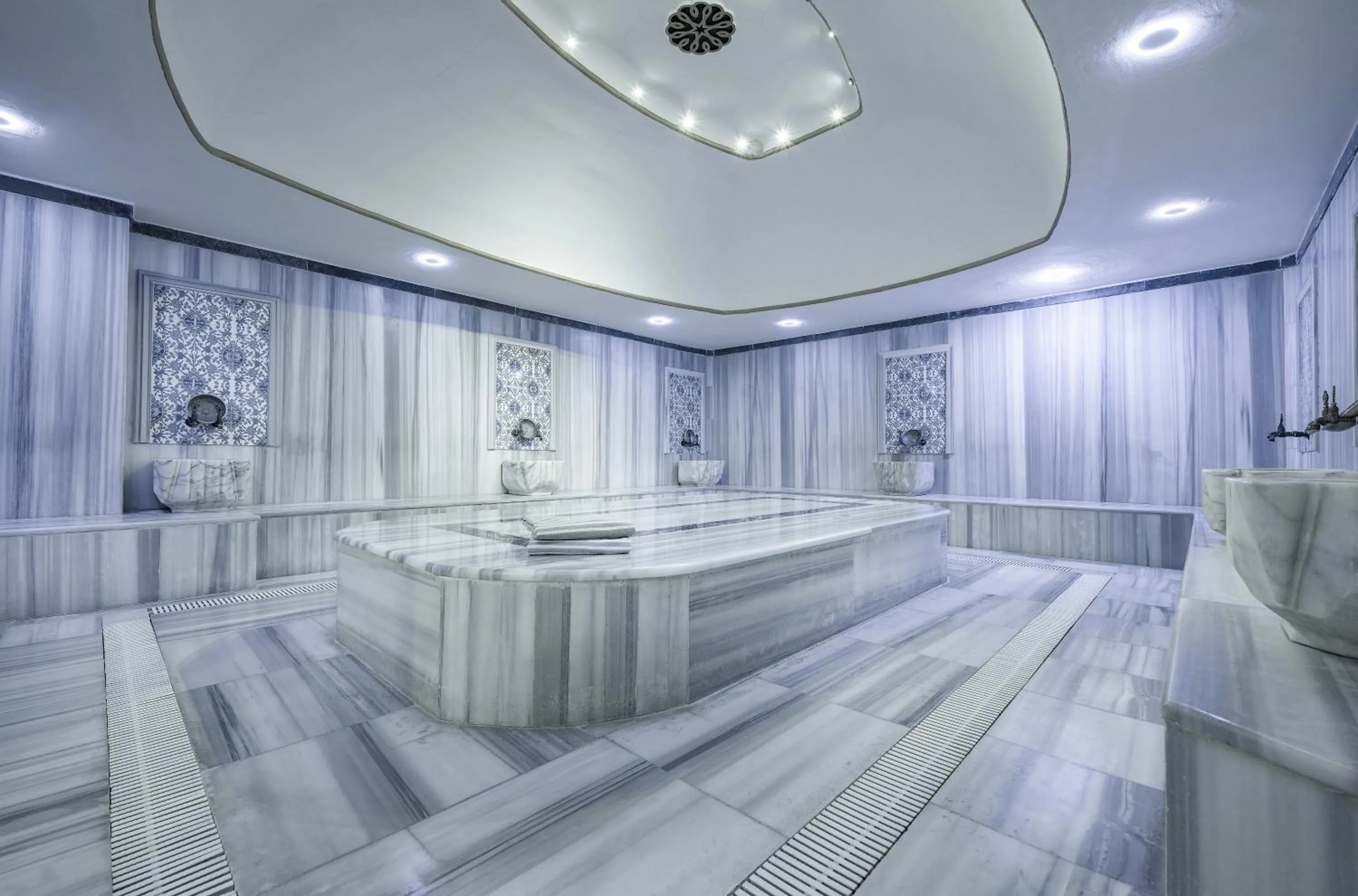 Public Bath in Sailor's Beach Club