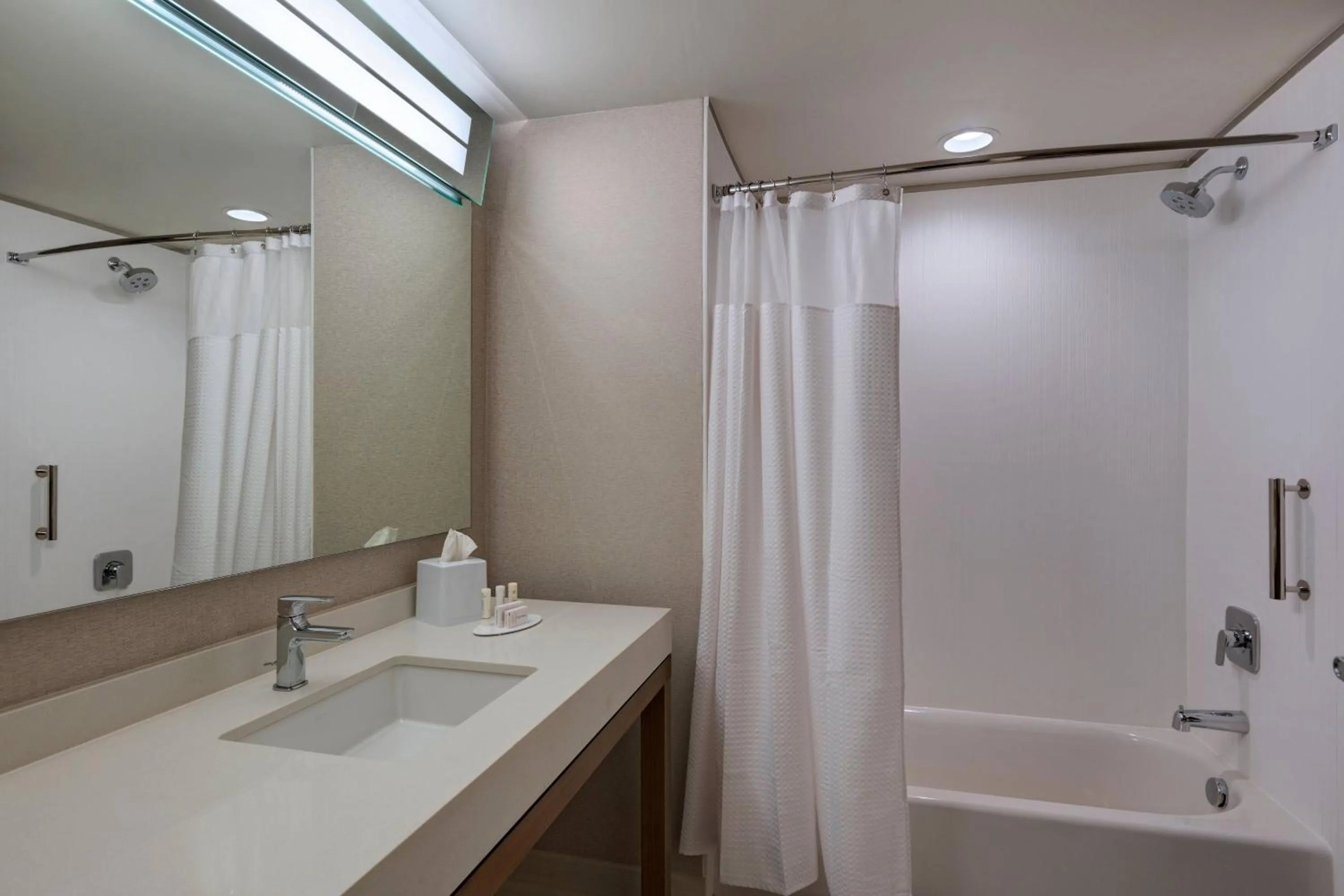 Bathroom in Courtyard by Marriott Jackson Madison