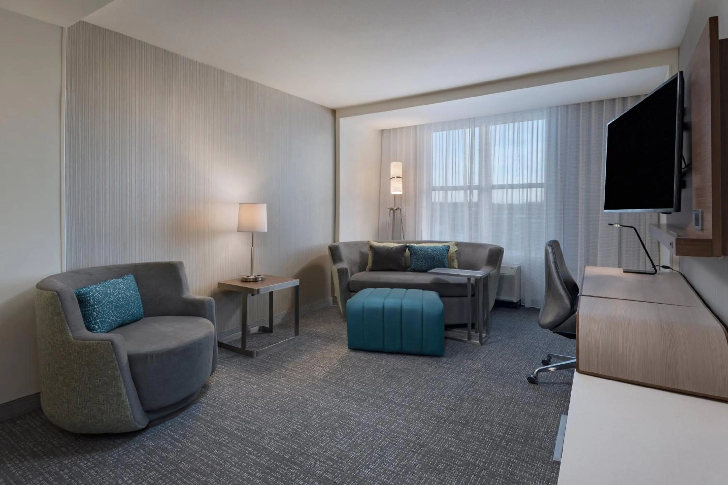 Living room in Courtyard by Marriott Jackson Madison