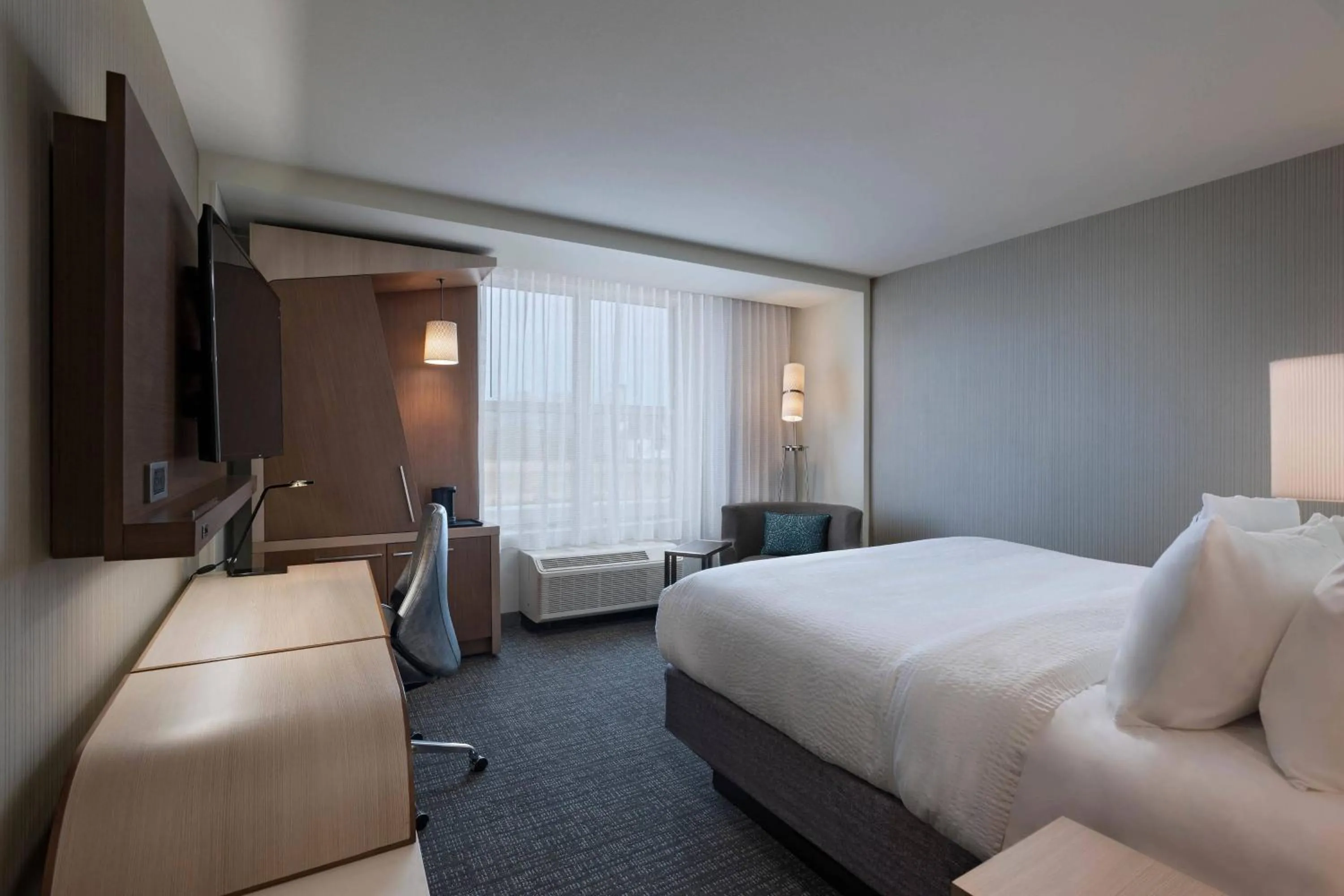 Photo of the whole room, Bed in Courtyard by Marriott Jackson Madison