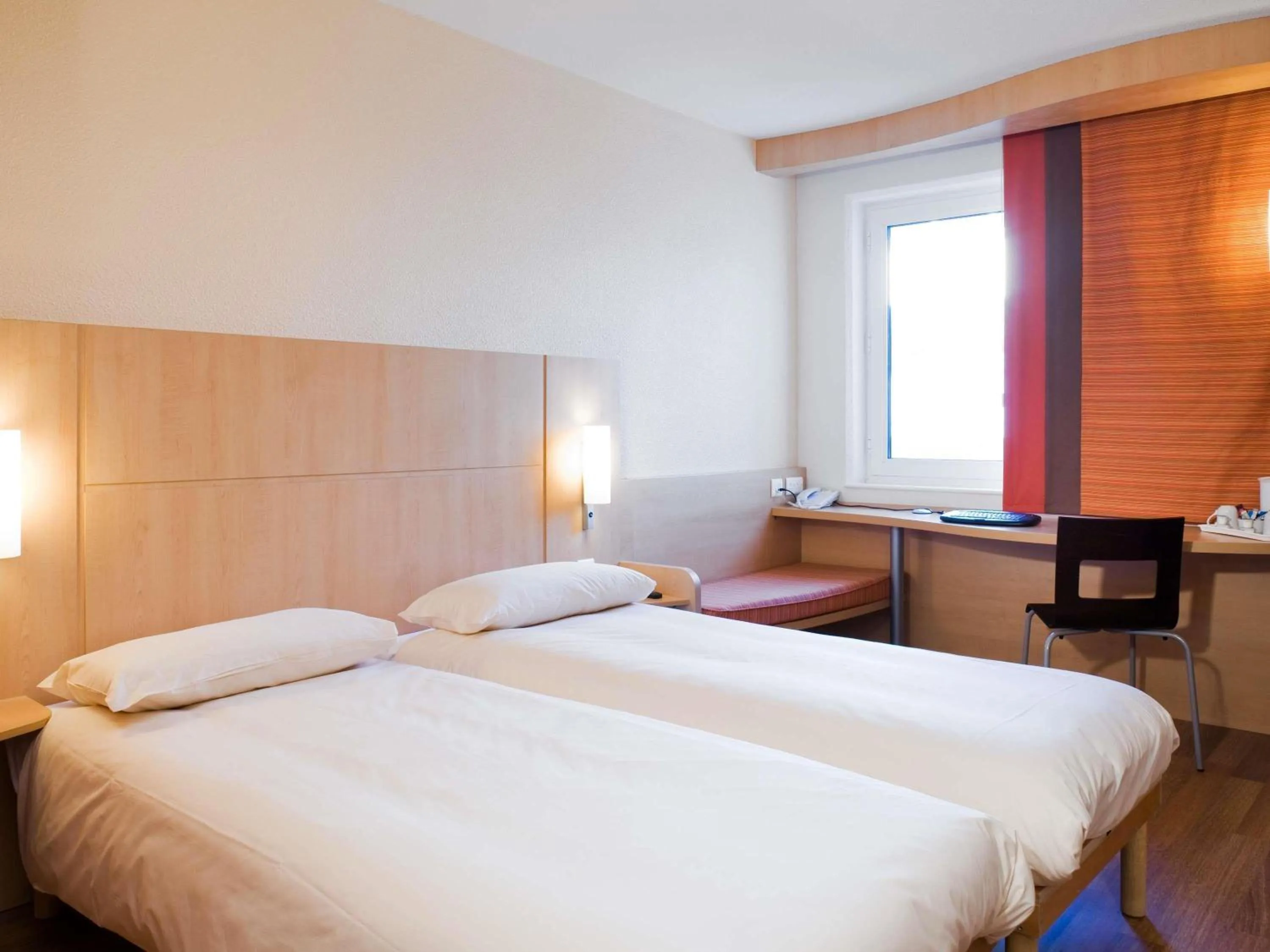 Bedroom, Bed in ibis Bristol Temple Meads