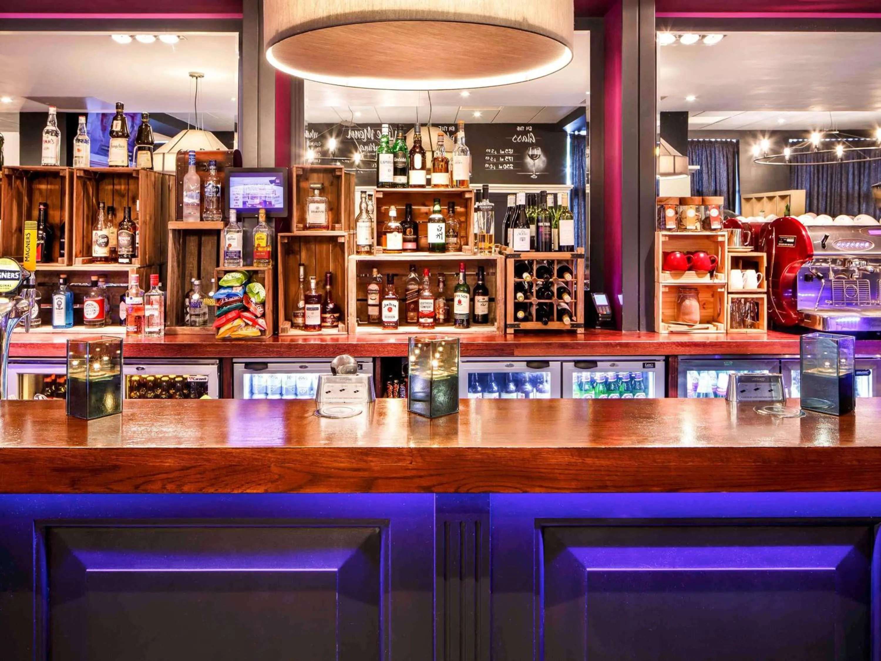 Lounge or bar in ibis Bristol Temple Meads