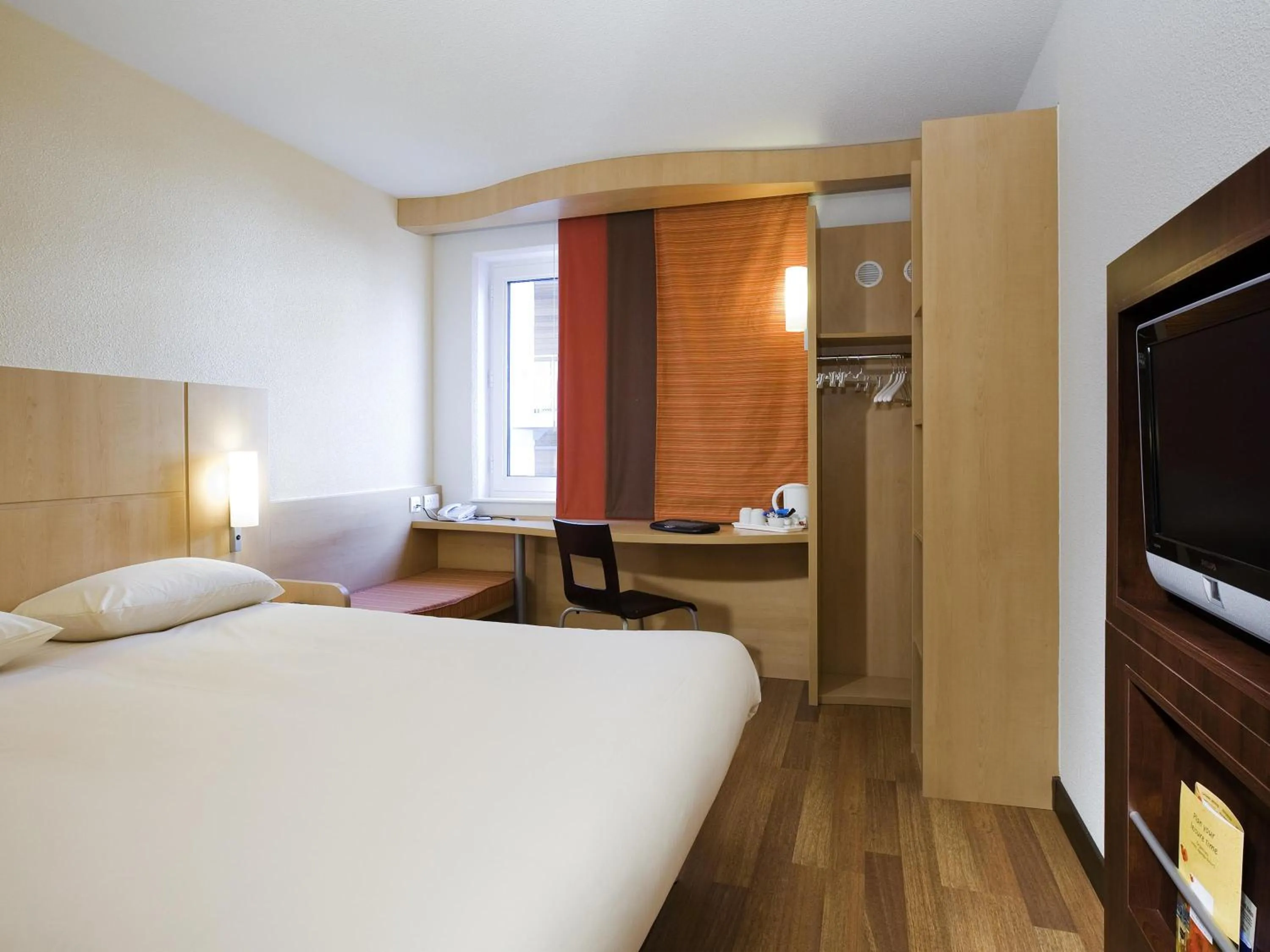 Bedroom, Bed in ibis Bristol Temple Meads