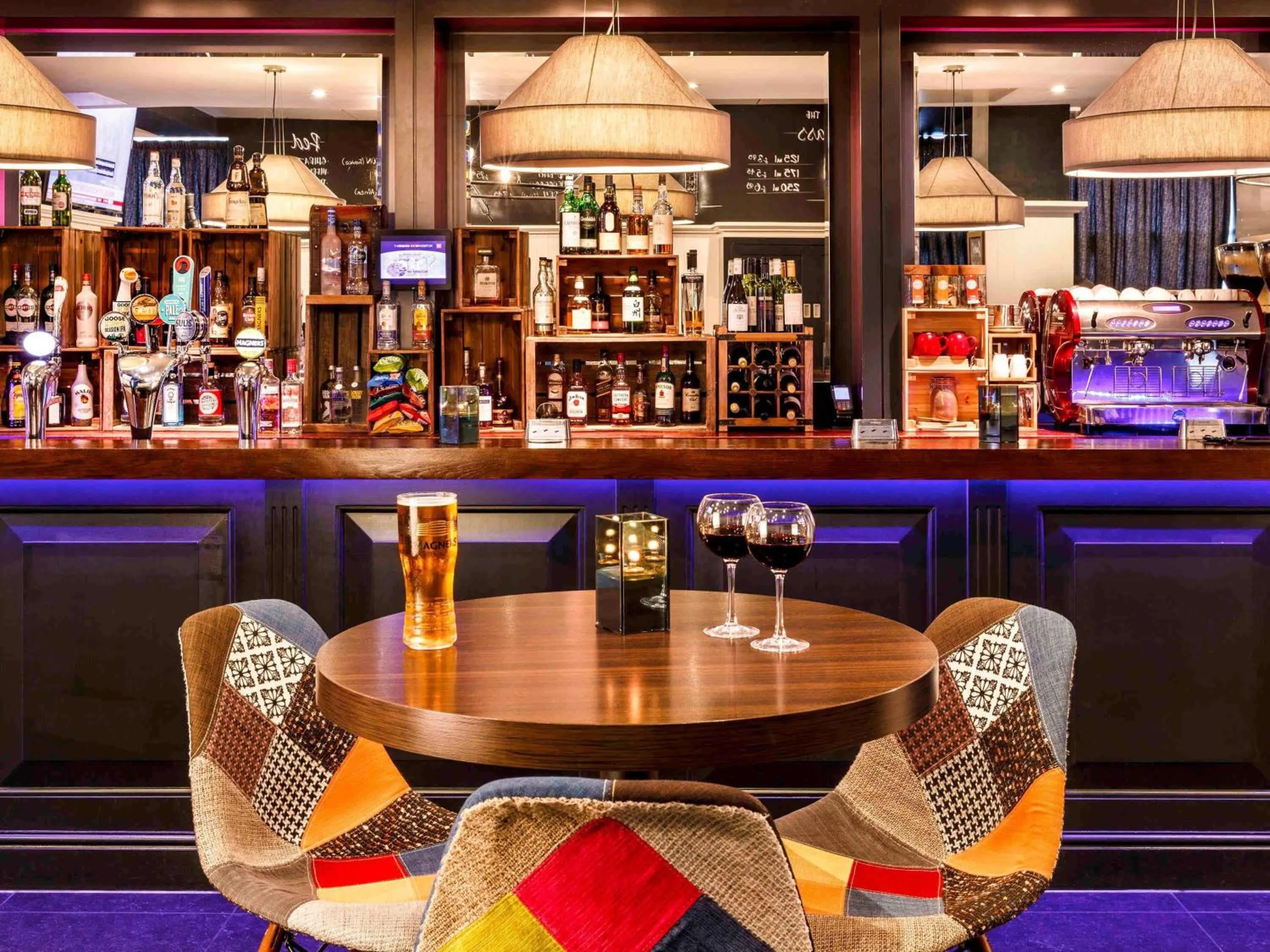 Lounge or bar in ibis Bristol Temple Meads