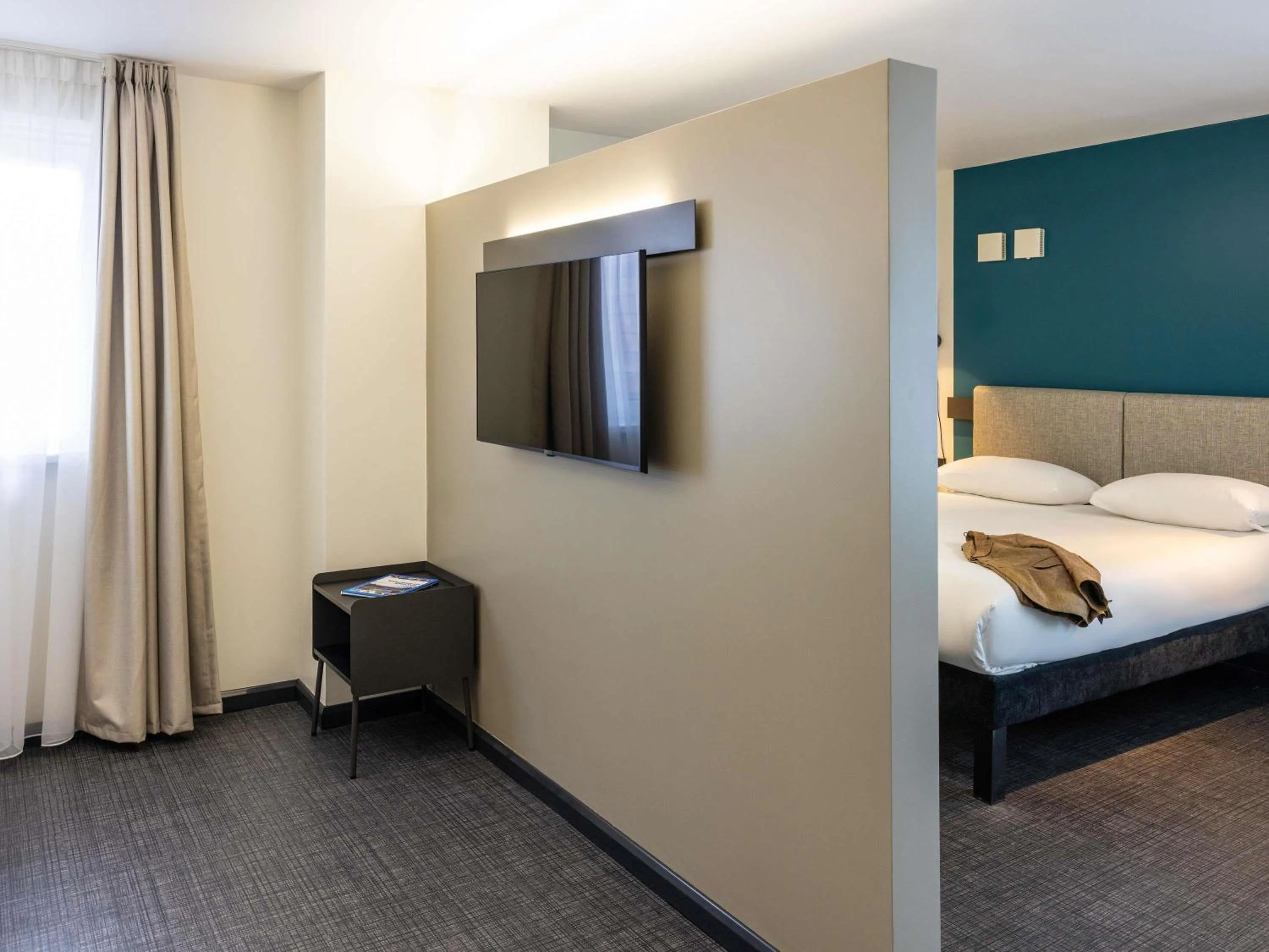 Bedroom, Bed in ibis Bristol Temple Meads