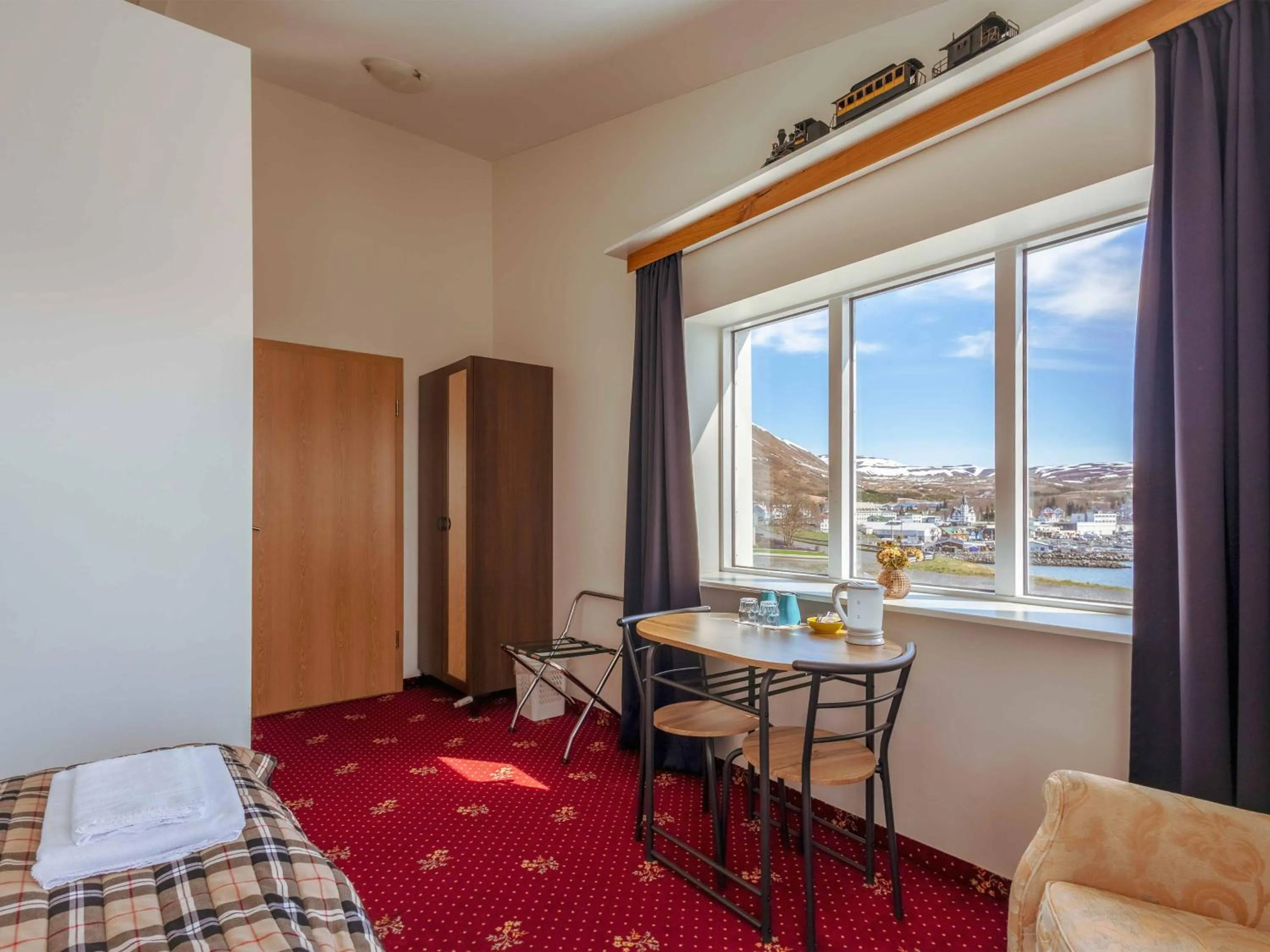 Coffee/tea facilities, Bed in Hótel Húsavík