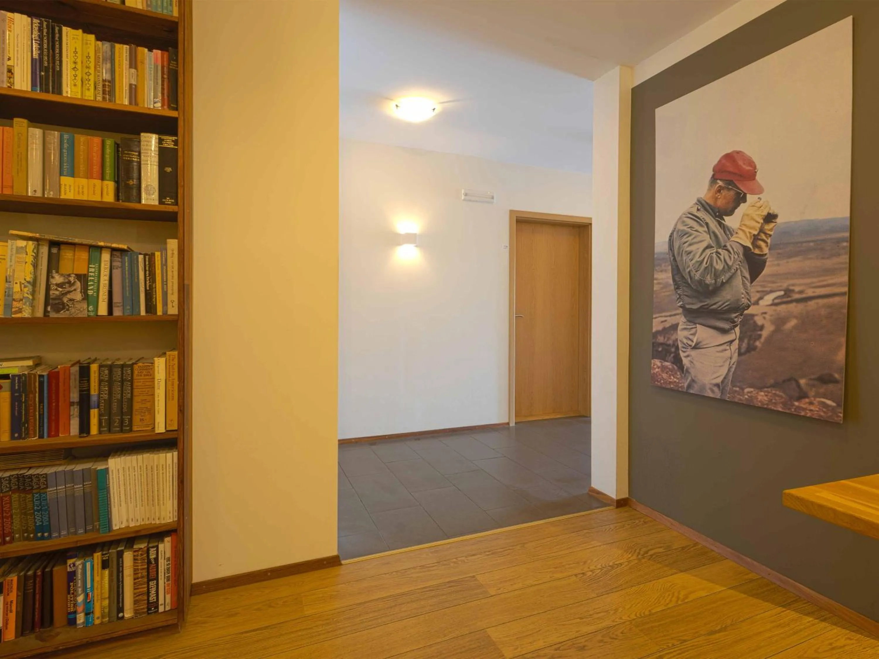 Library in Hótel Húsavík