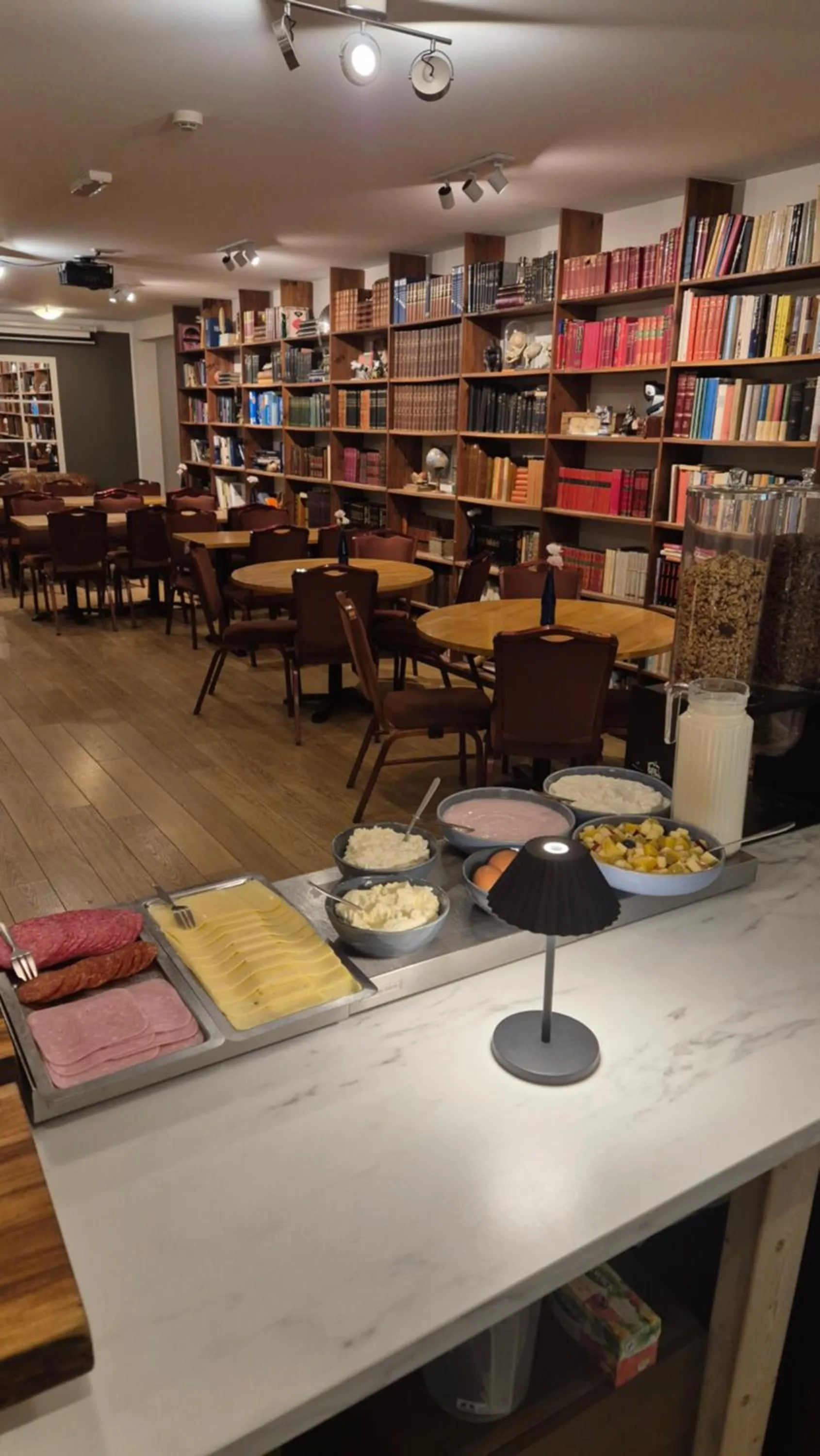 Library in Hótel Húsavík