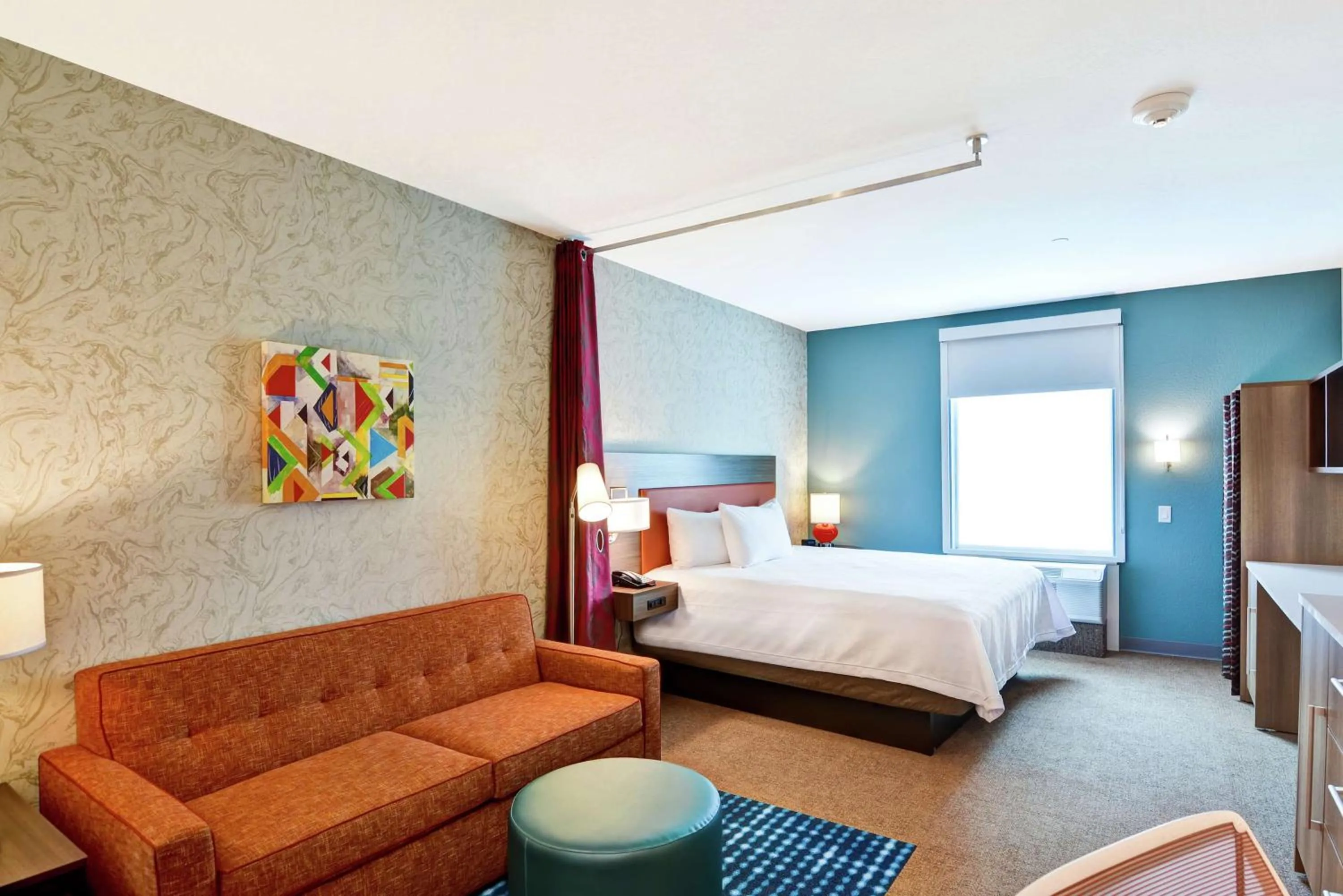 Living room, Bed in Home2 Suites by Hilton La Porte