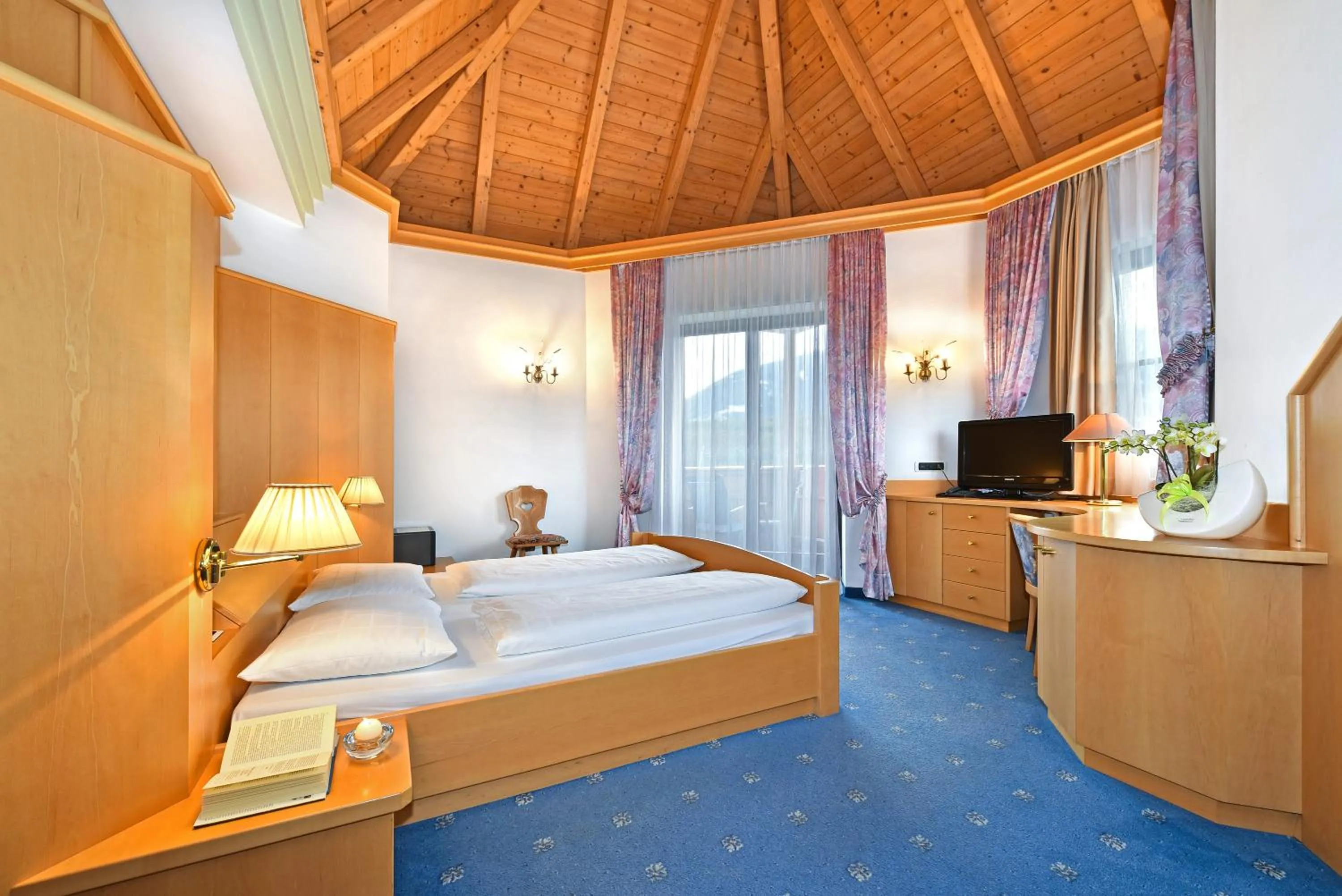 Photo of the whole room, Bed in Hotel Hubertushof