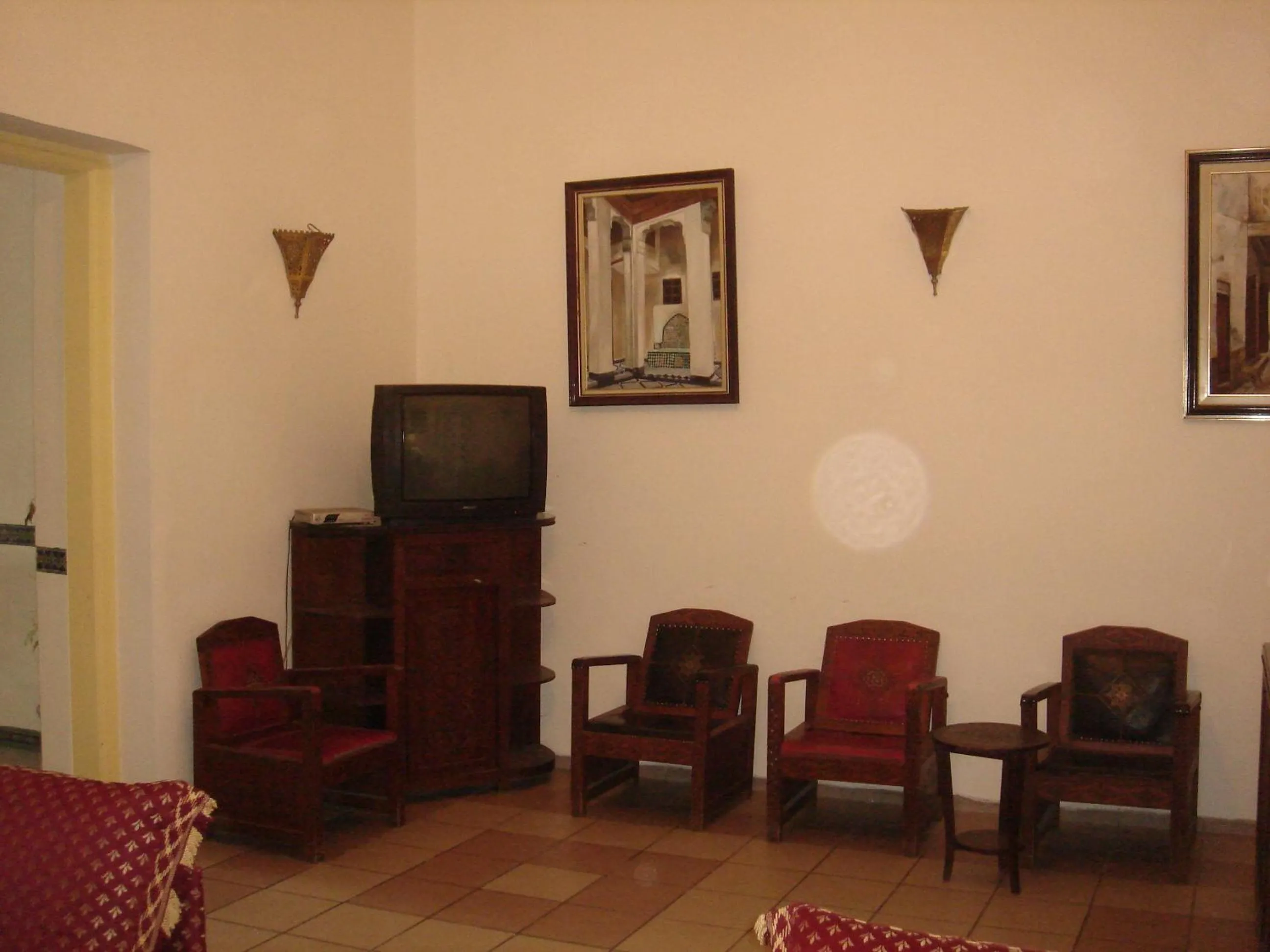 Communal lounge/ TV room in Hôtel Olympic