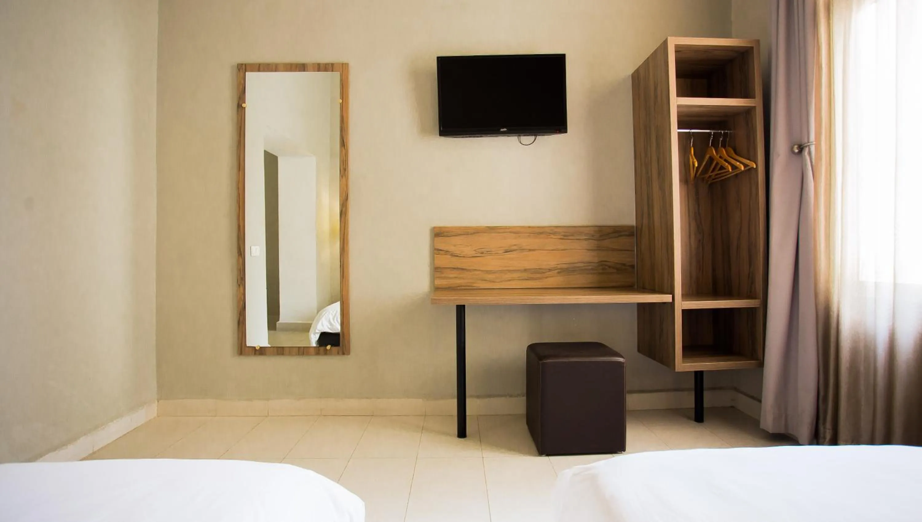 wardrobe, Bed in Hôtel Olympic