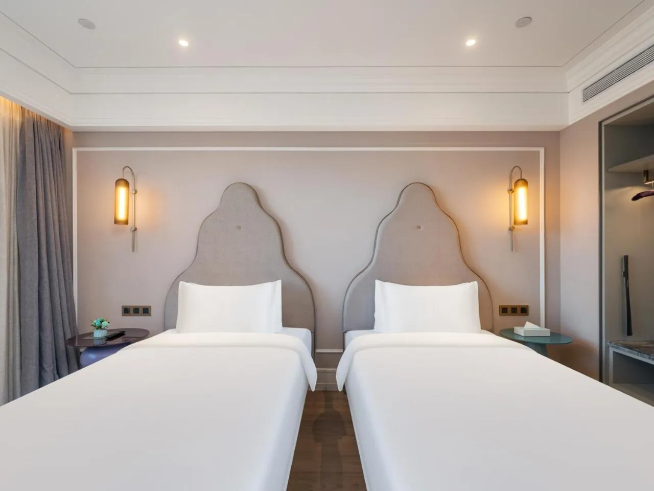 Photo of the whole room in Mercure Shanghai Global Harbour