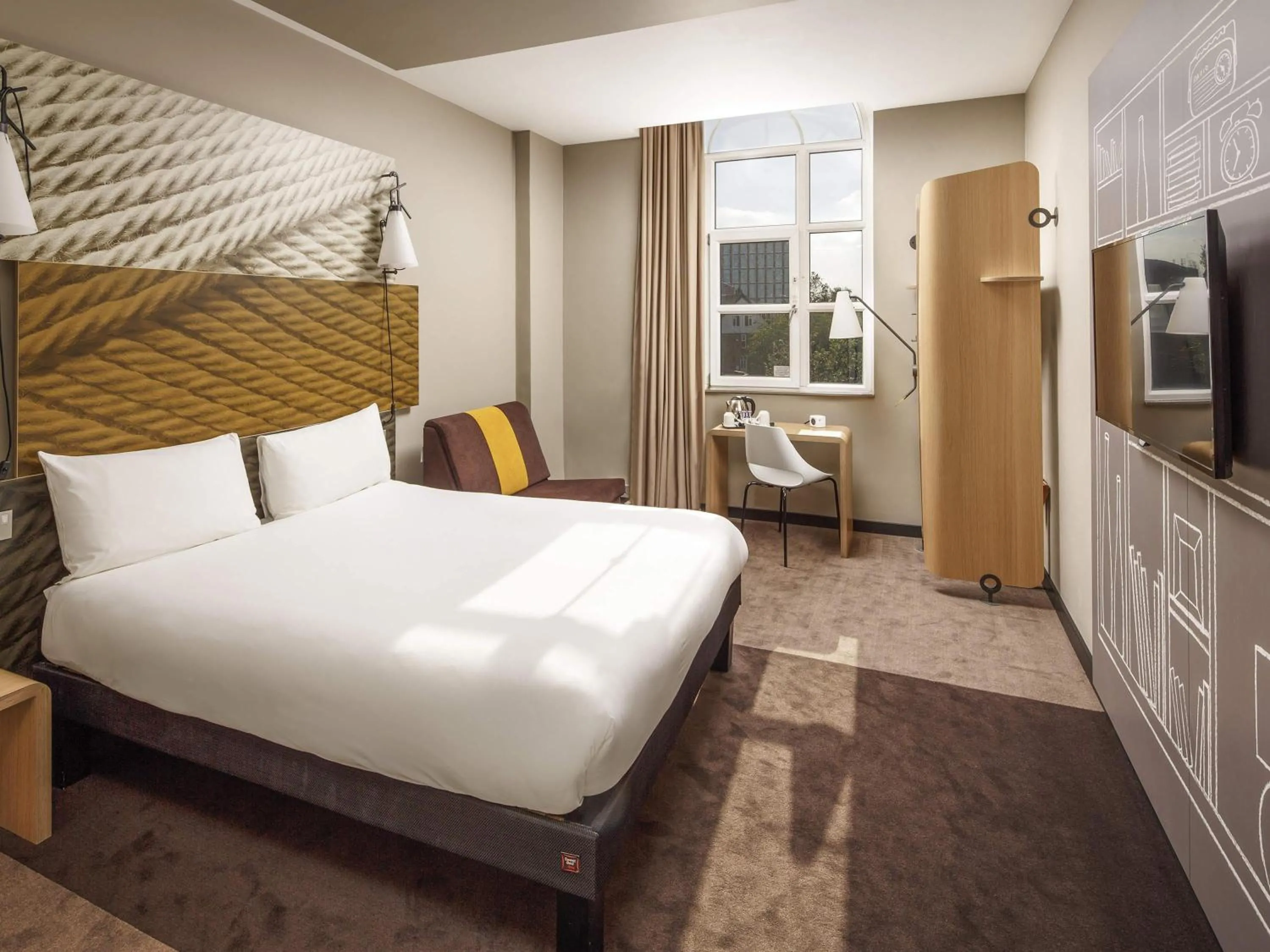 Bedroom, Bed in ibis Coventry Centre