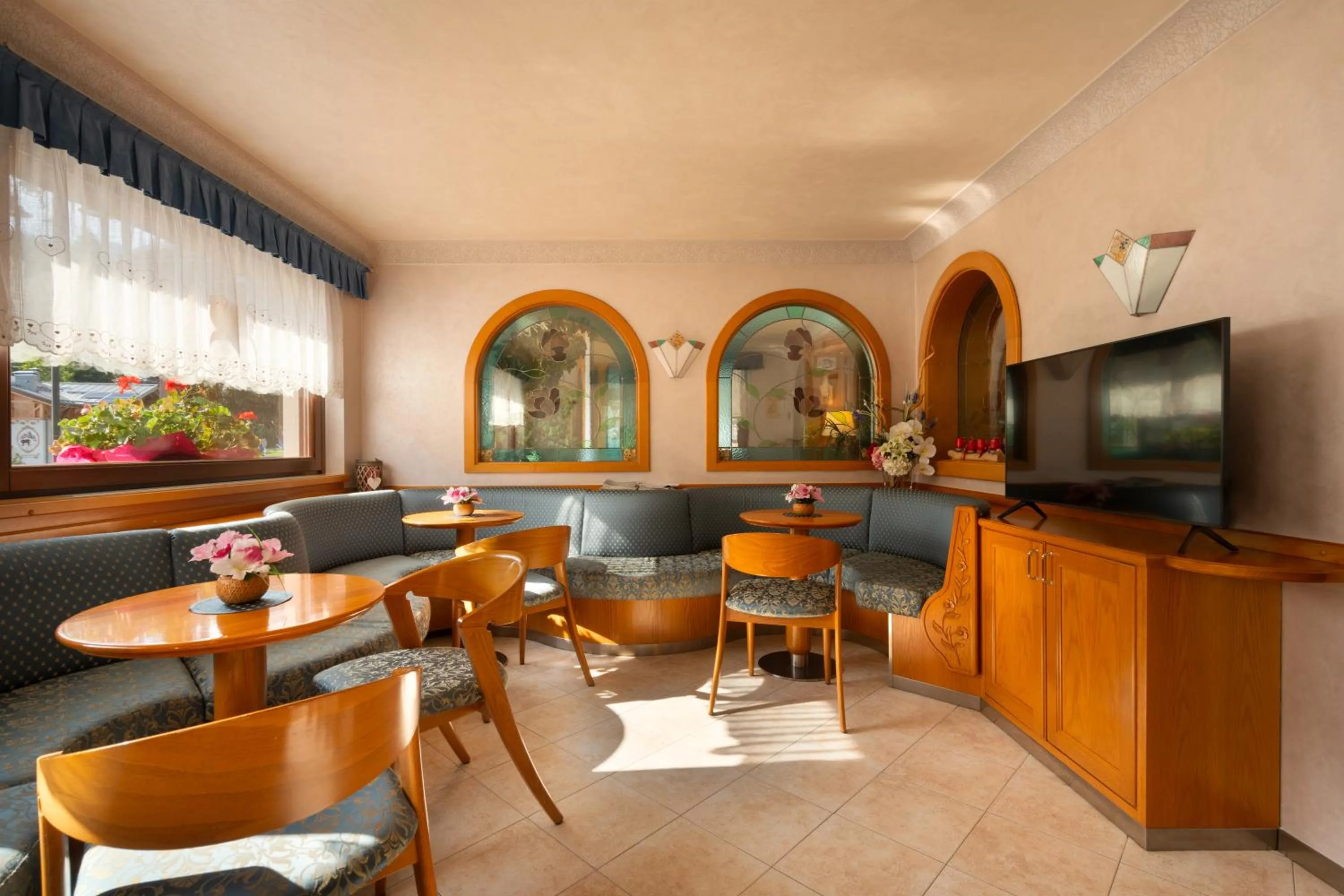 Communal lounge/ TV room in Hotel Villa Emma