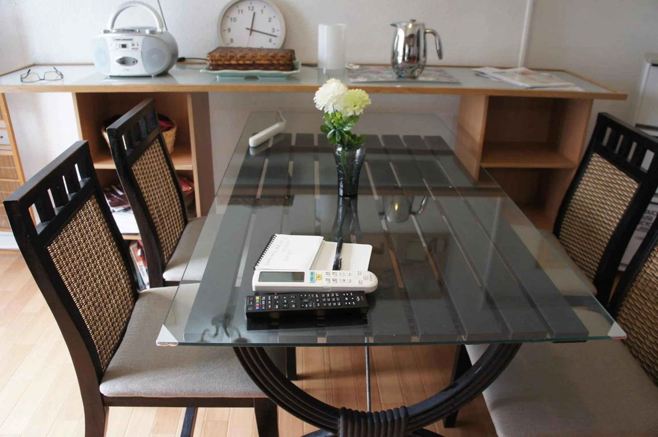 Living room in EMS Enoshima クラシックゲストハウス 寝室は個室 犬OK