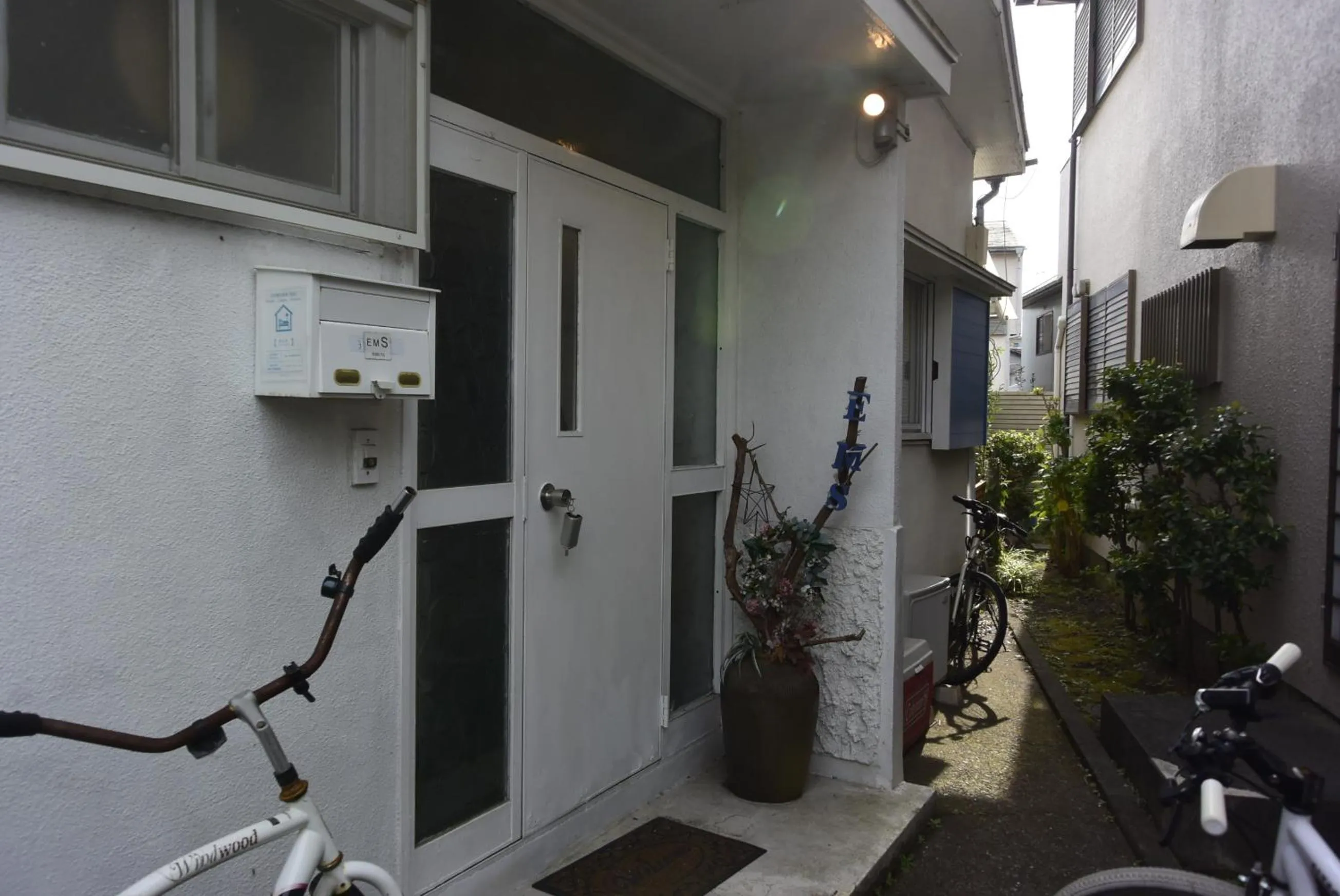 Property building in EMS Enoshima クラシックゲストハウス 寝室は個室 犬OK