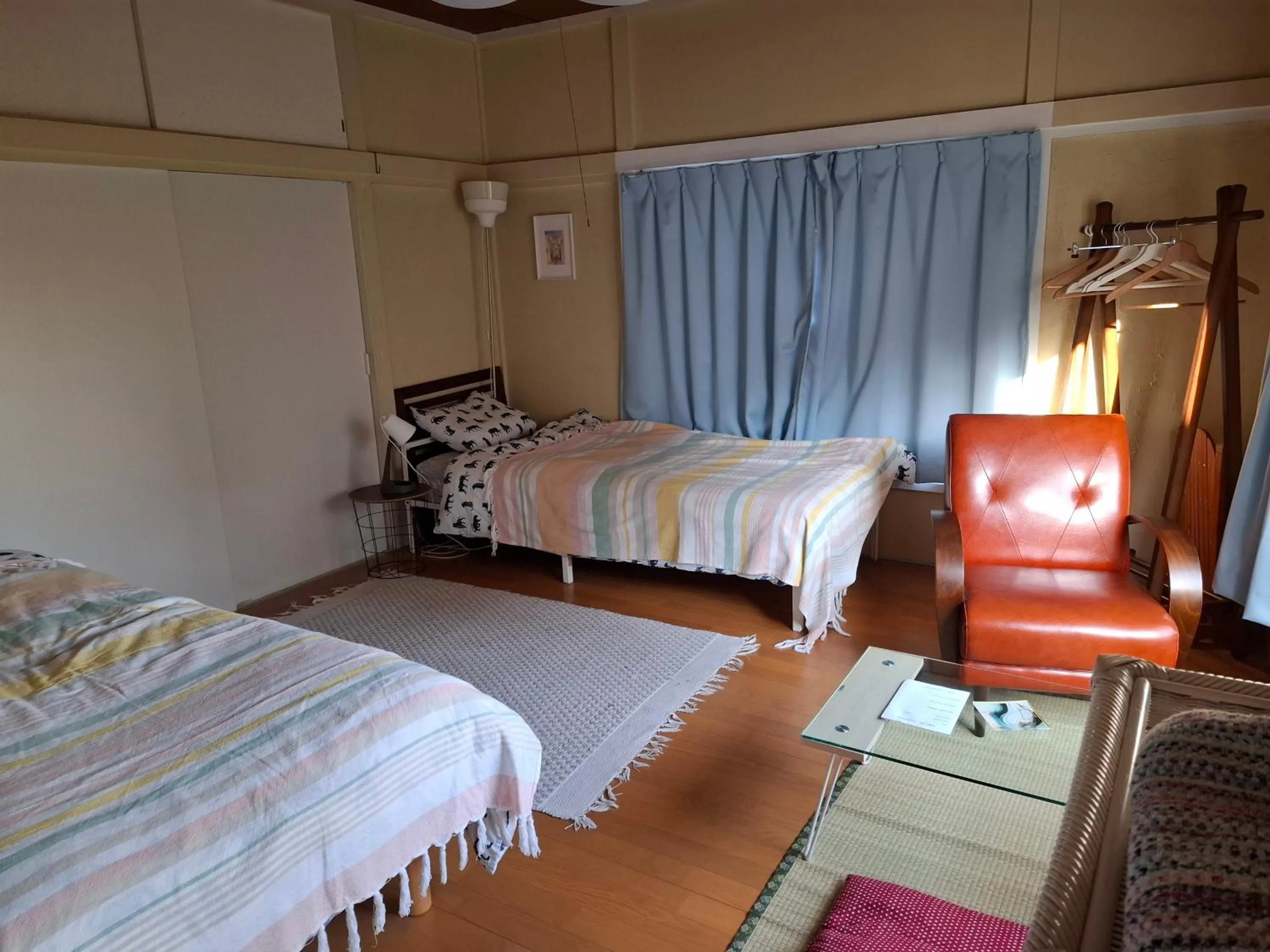 Bed in EMS Enoshima クラシックゲストハウス 寝室は個室 犬OK