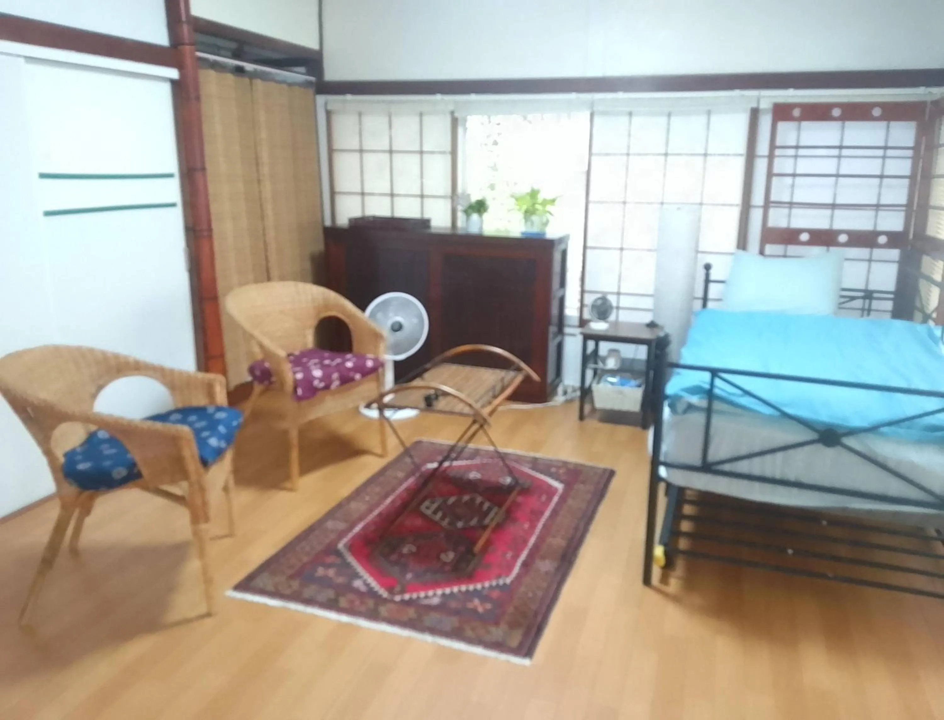 Bedroom, Bed in EMS Enoshima クラシックゲストハウス 寝室は個室 犬OK