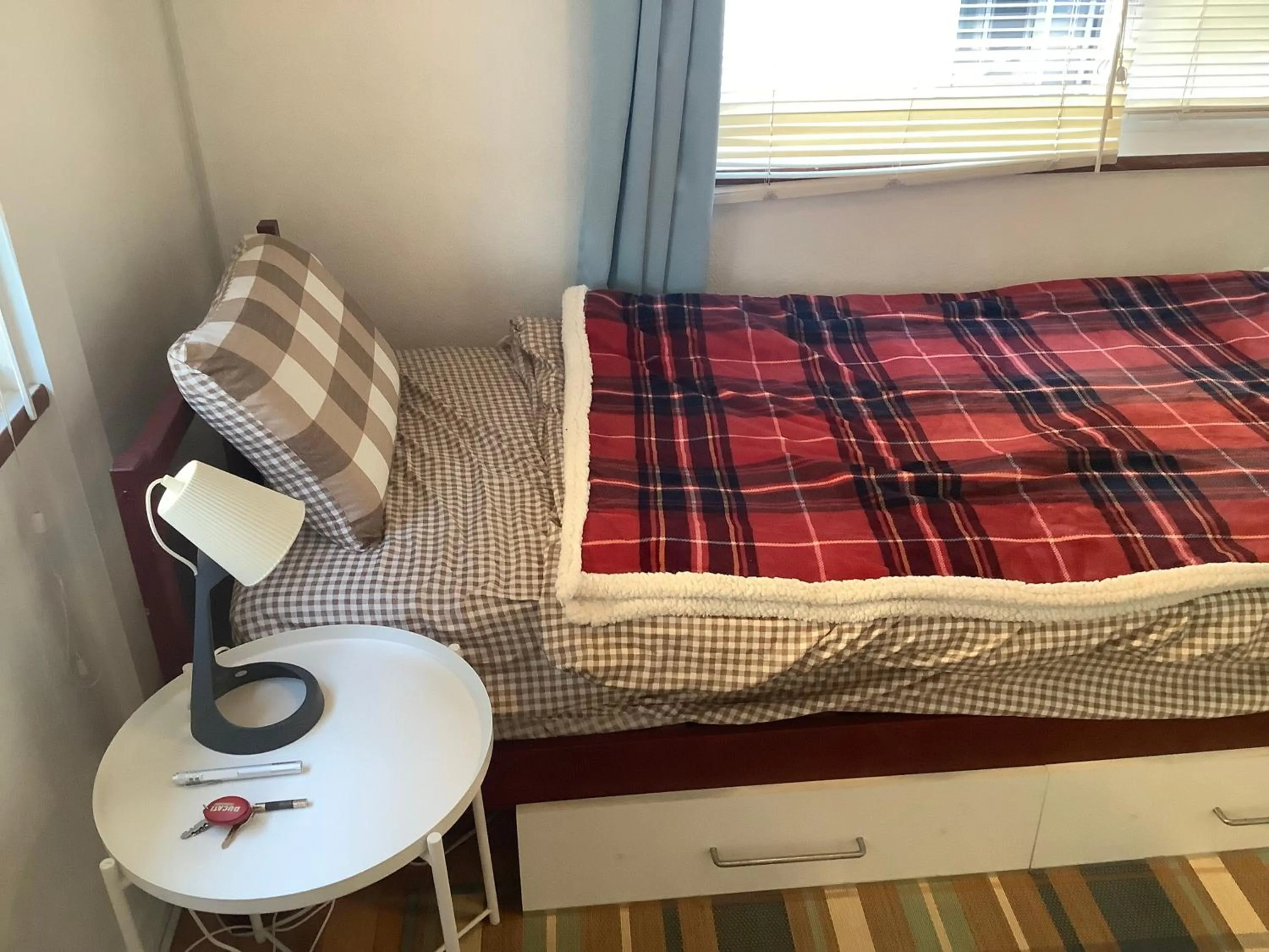 Bed in EMS Enoshima クラシックゲストハウス 寝室は個室 犬OK