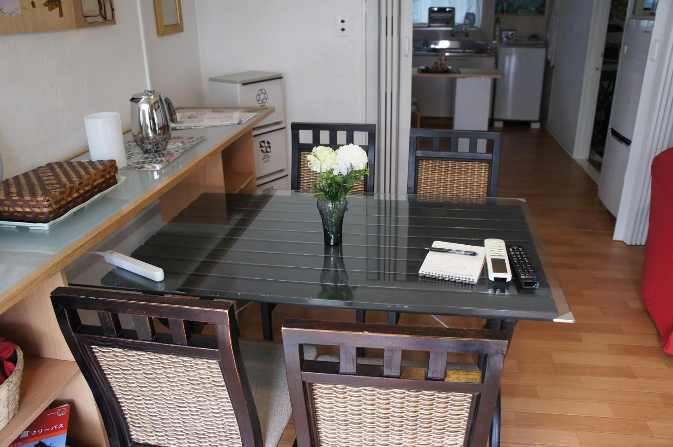 Living room in EMS Enoshima クラシックゲストハウス 寝室は個室 犬OK