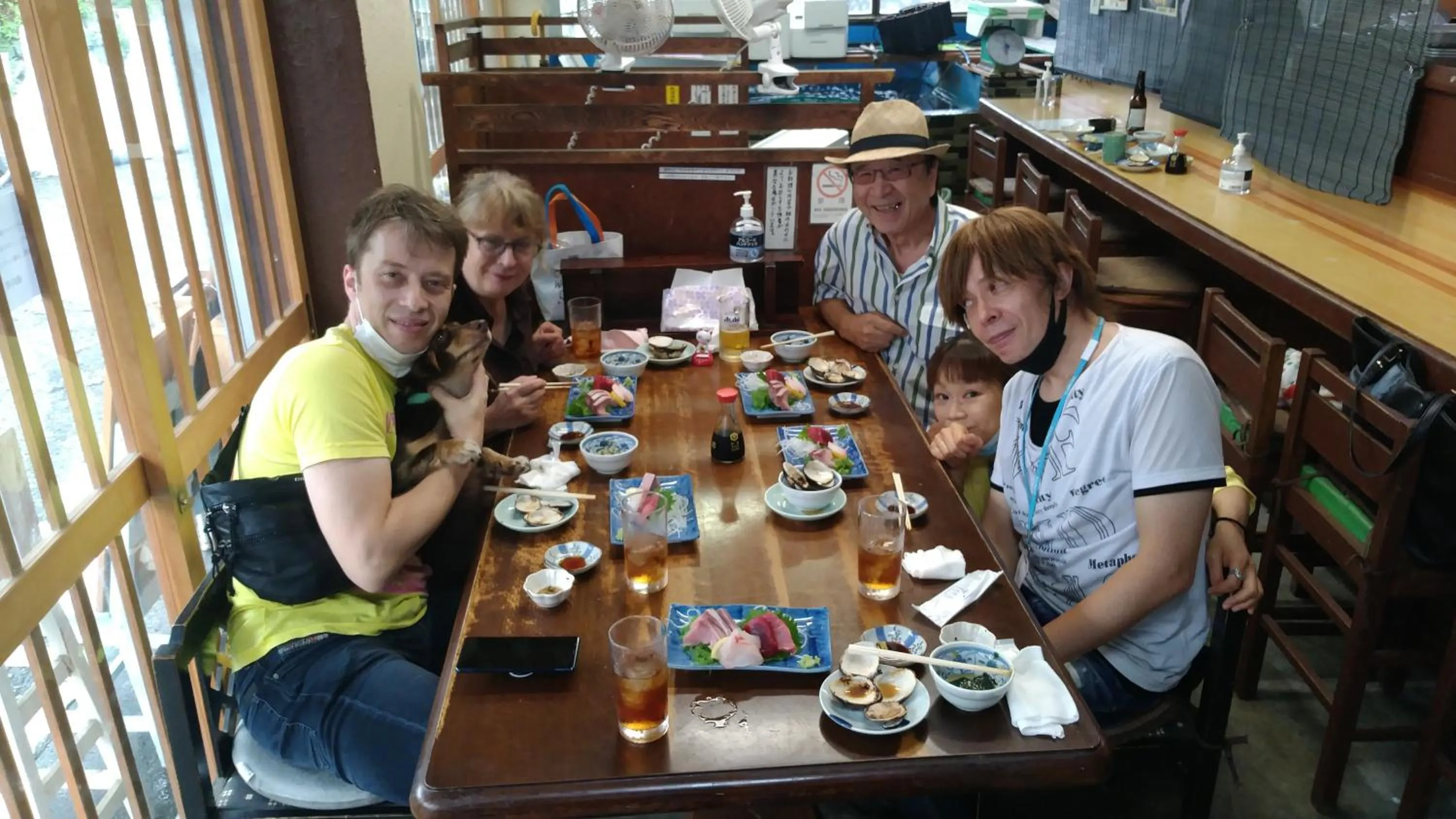 group of guests in EMS Enoshima クラシックゲストハウス 寝室は個室 犬OK