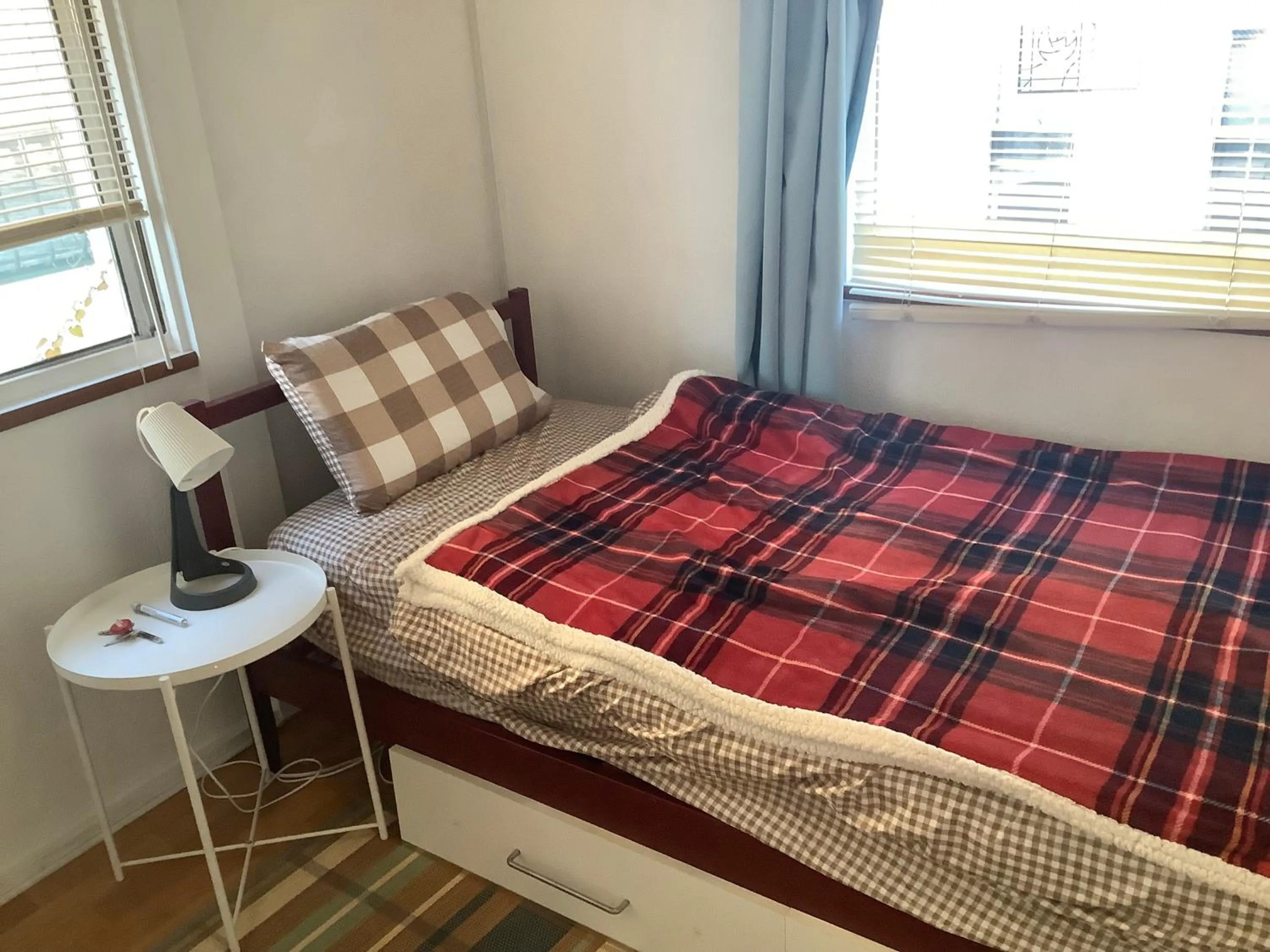 Bed in EMS Enoshima クラシックゲストハウス 寝室は個室 犬OK