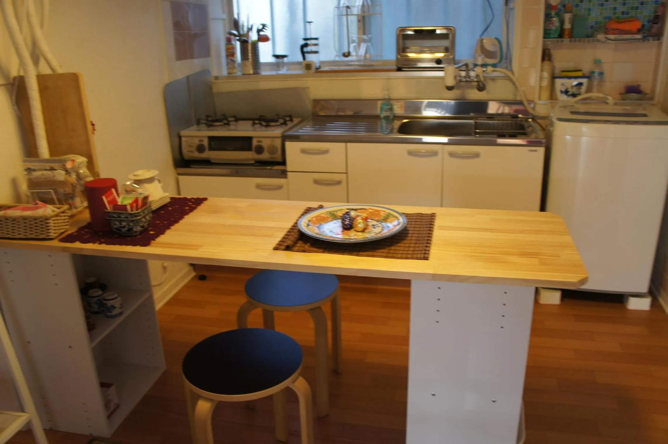 Dining area in EMS Enoshima クラシックゲストハウス 寝室は個室 犬OK