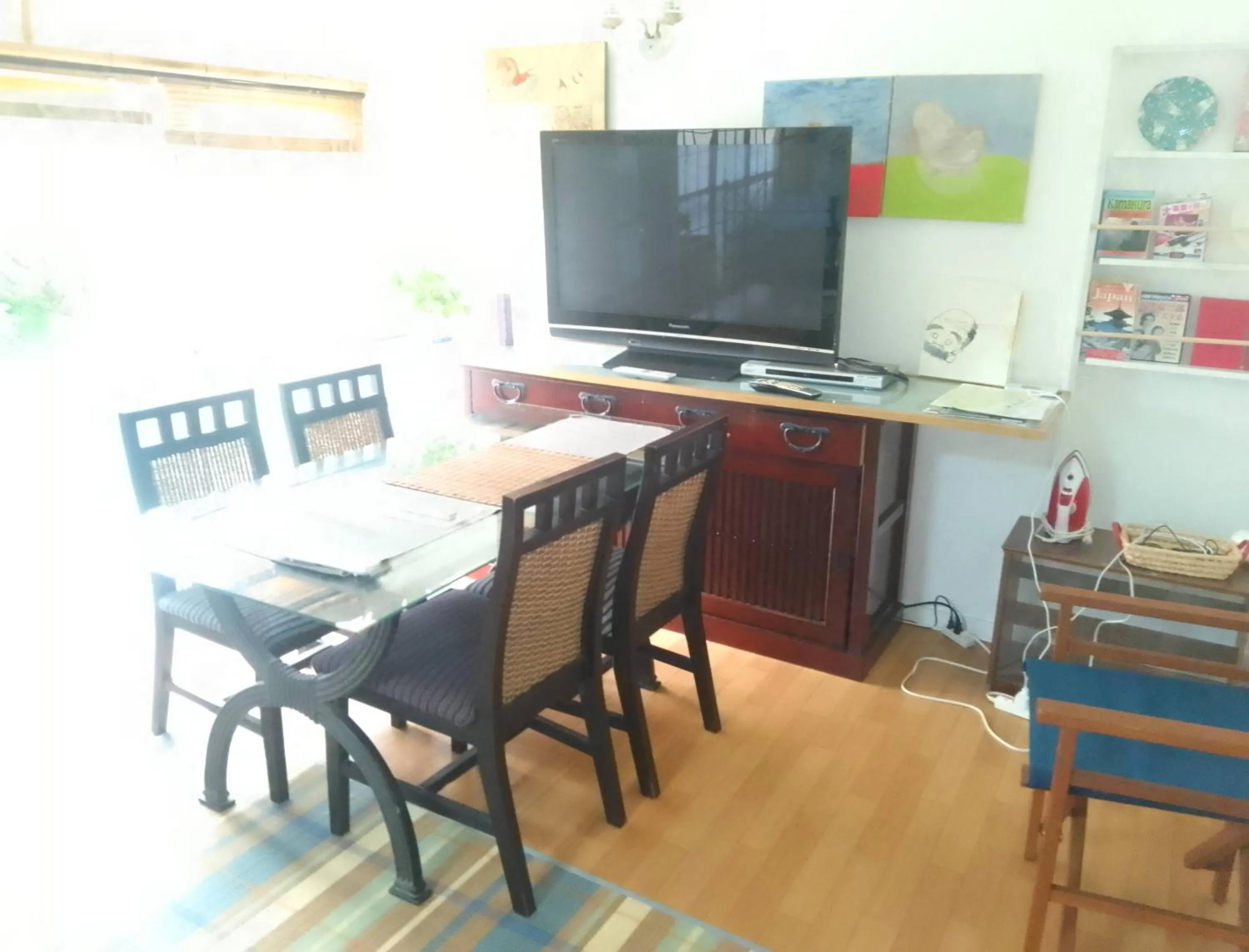 Communal lounge/ TV room in EMS Enoshima クラシックゲストハウス 寝室は個室 犬OK