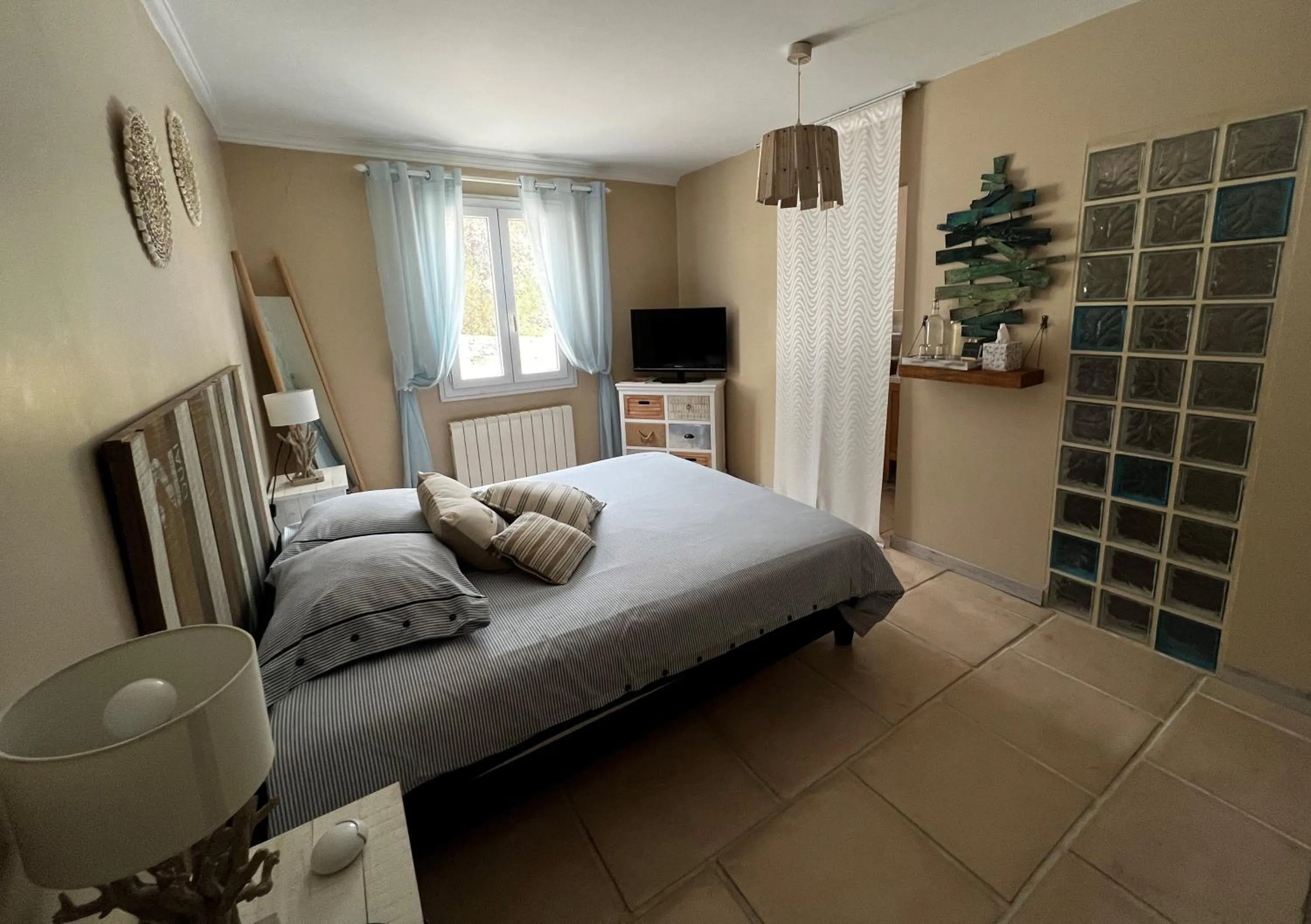 Property building, Bed in Villa QUINISSOLE
