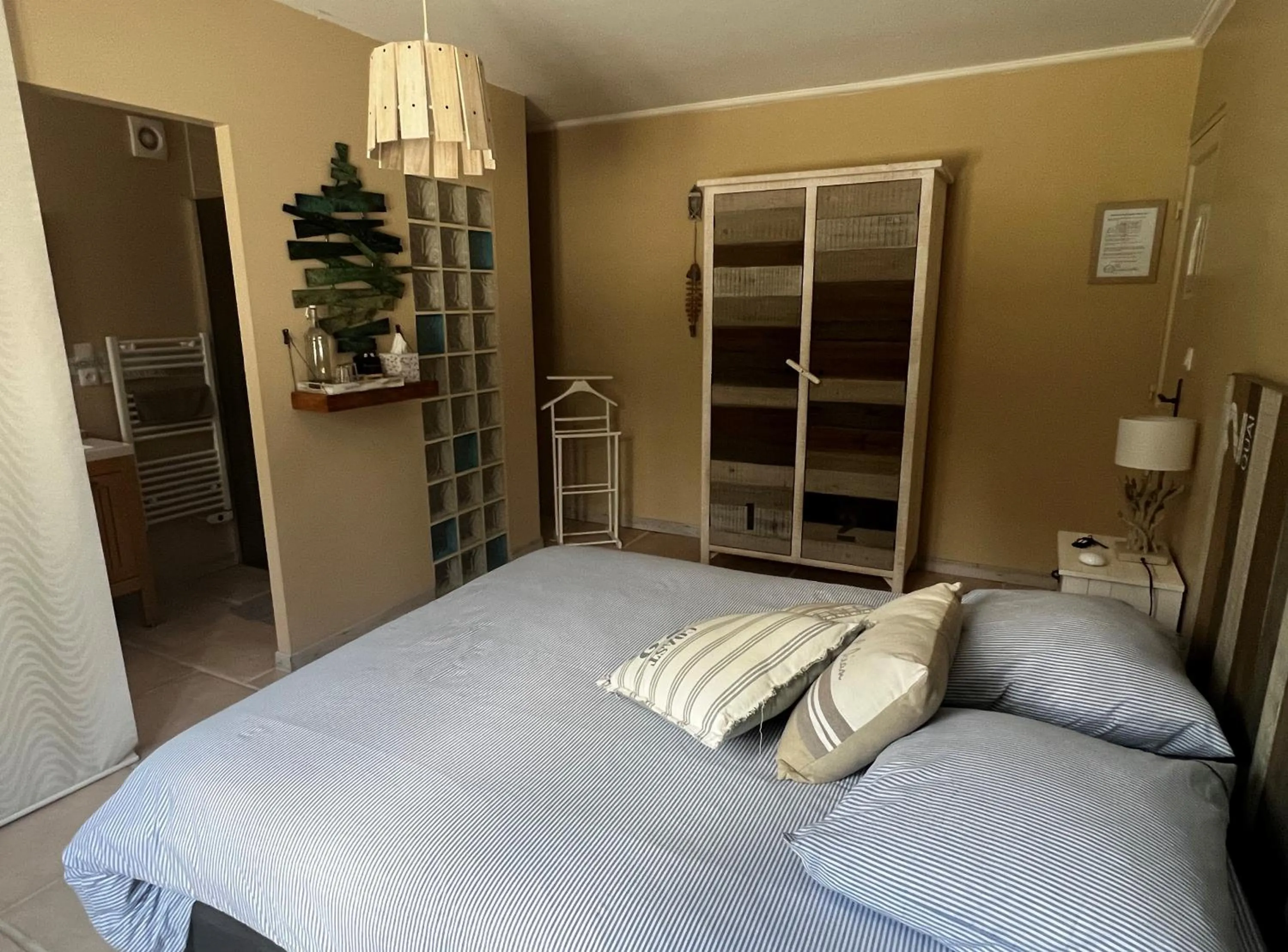 Bathroom, Bed in Villa QUINISSOLE